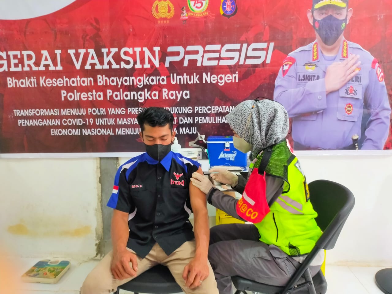 Seorang warga mendapat suntikan vaksinasi di Gerai Vaksinasi Presisi Polresta Palangka Raya
