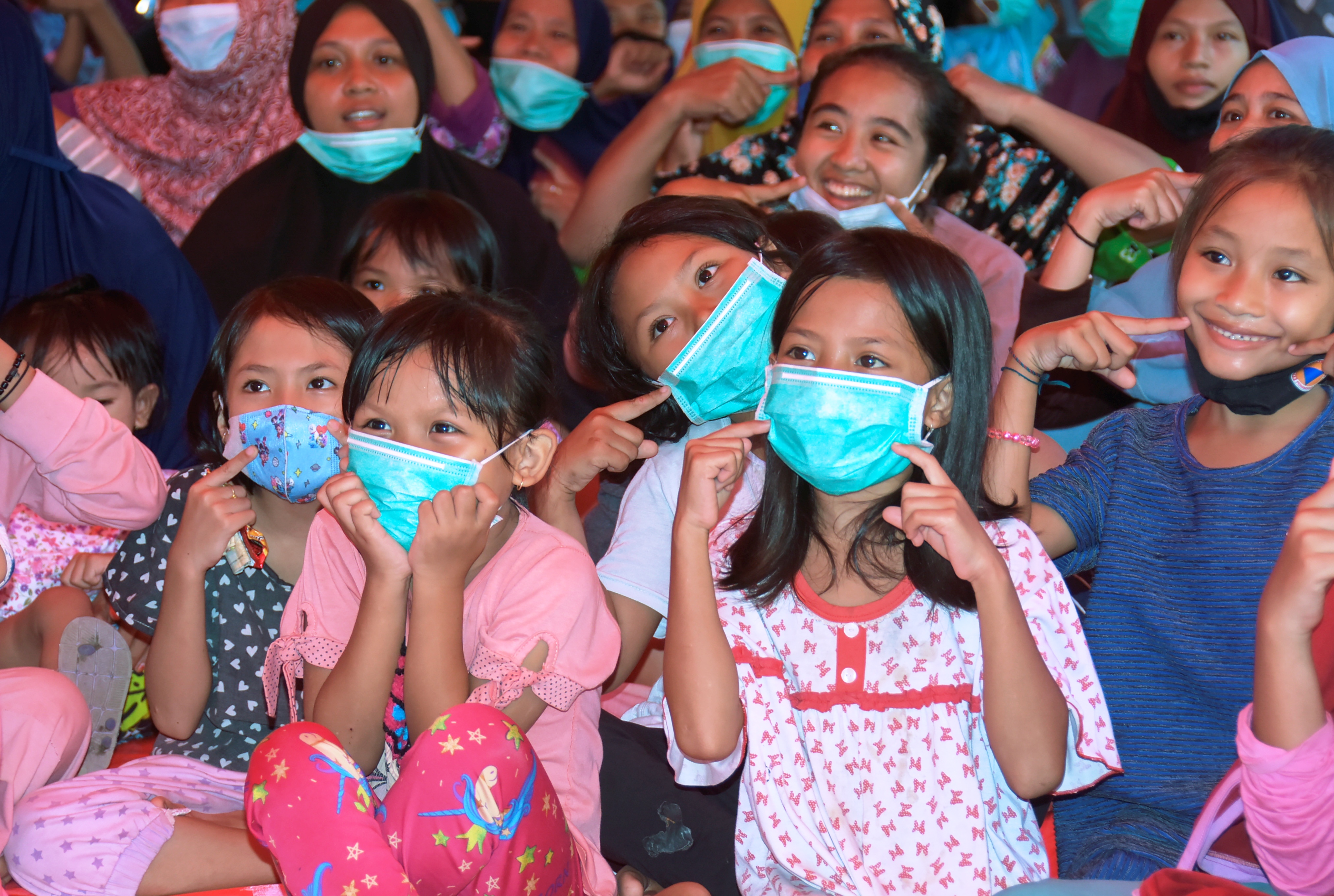 Anak-anak korban banjir di NTB.