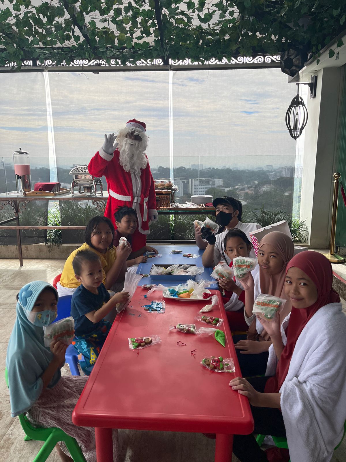 Santa Claus bersama satu keluarga di Hotel Belviu Bandung