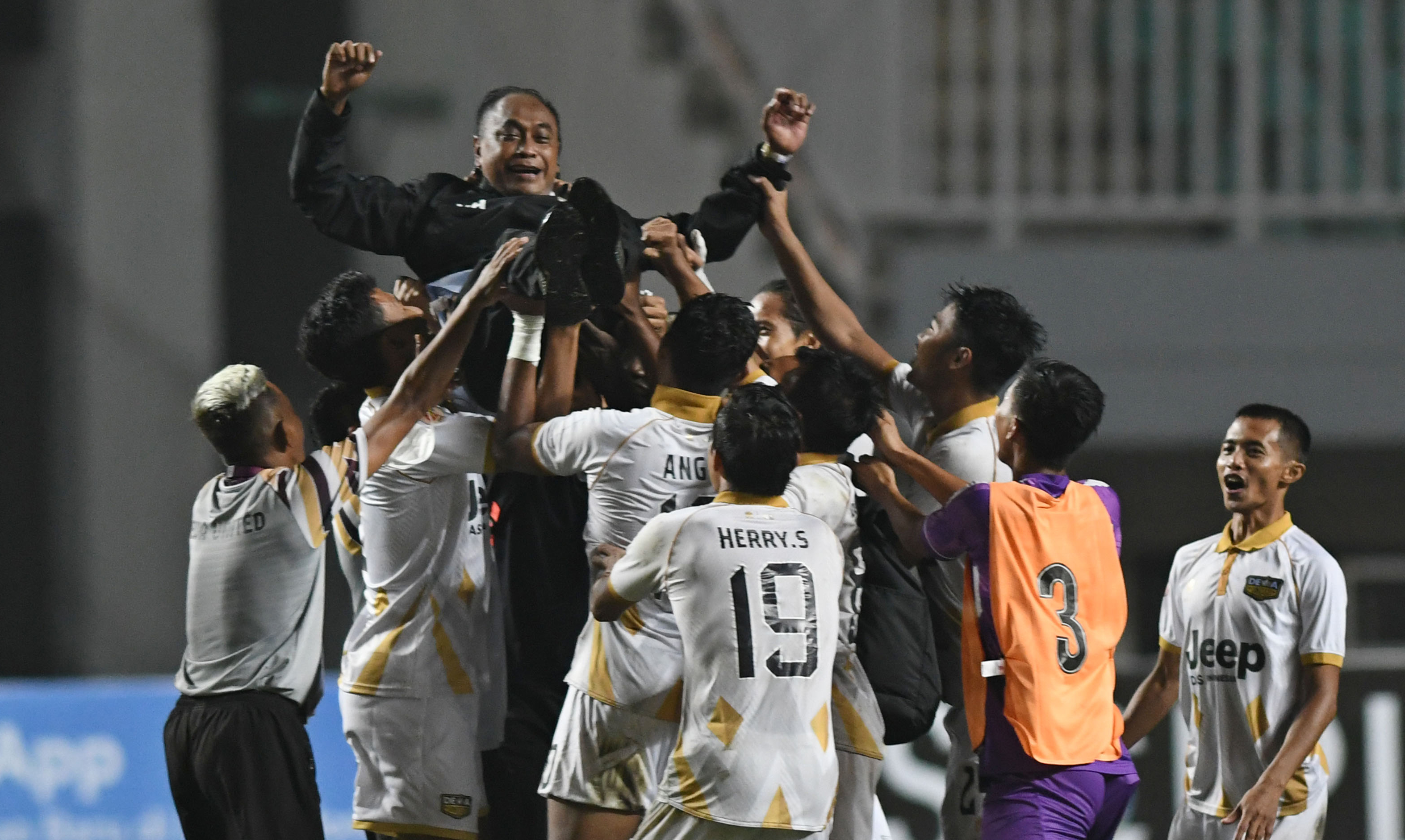 Pelatih Dewa United Kas Hartadi diangkat oleh para pemainnya usai Dewa United memastikan diri meraih promosi ke Liga 1.