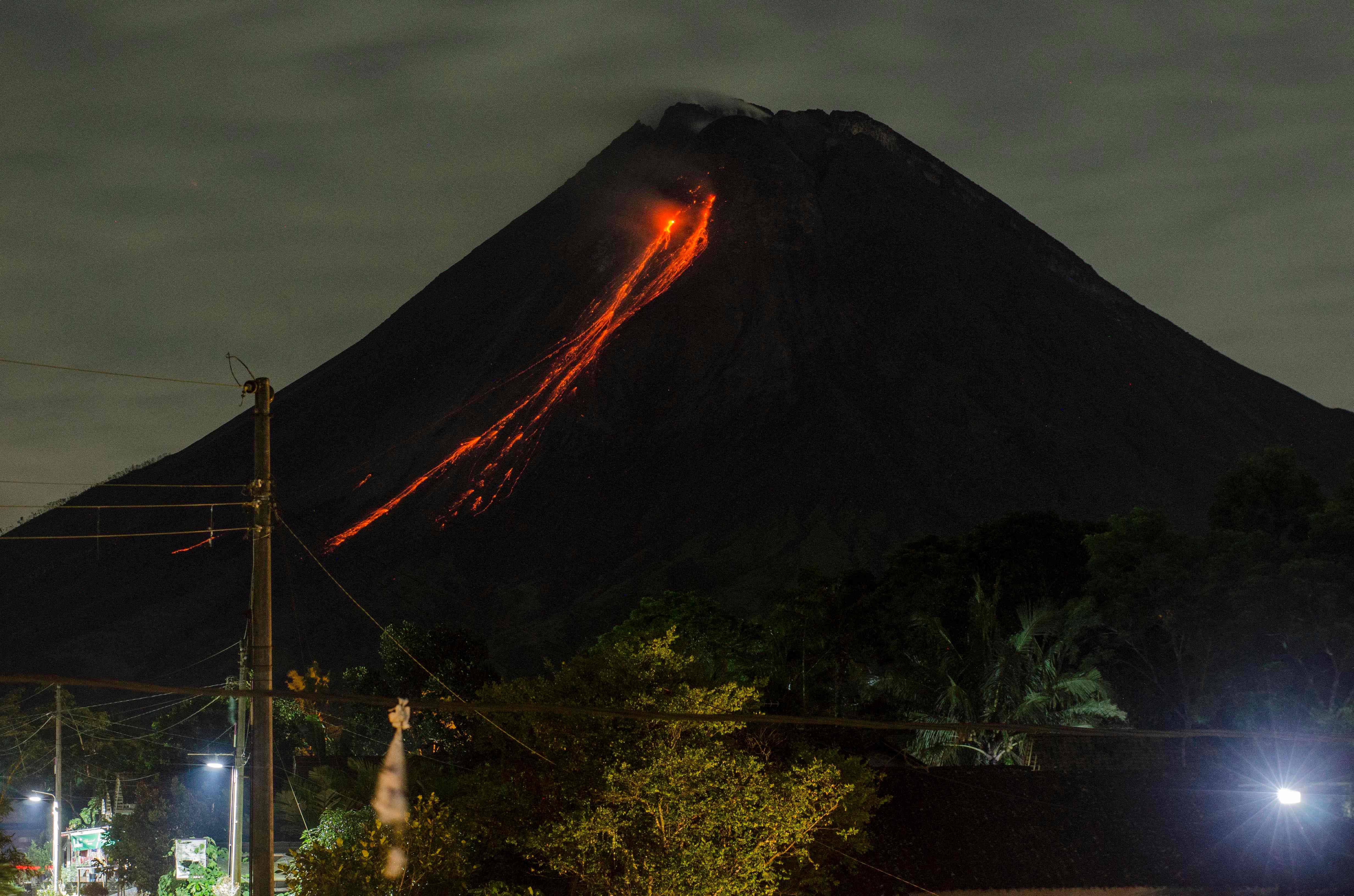 Merapi: Lava pijar terpantau 40 kali guguran ke arah barat dalam rentang 12 jam dari Snein pukul 06.00 WIB - Selasa (7/12)