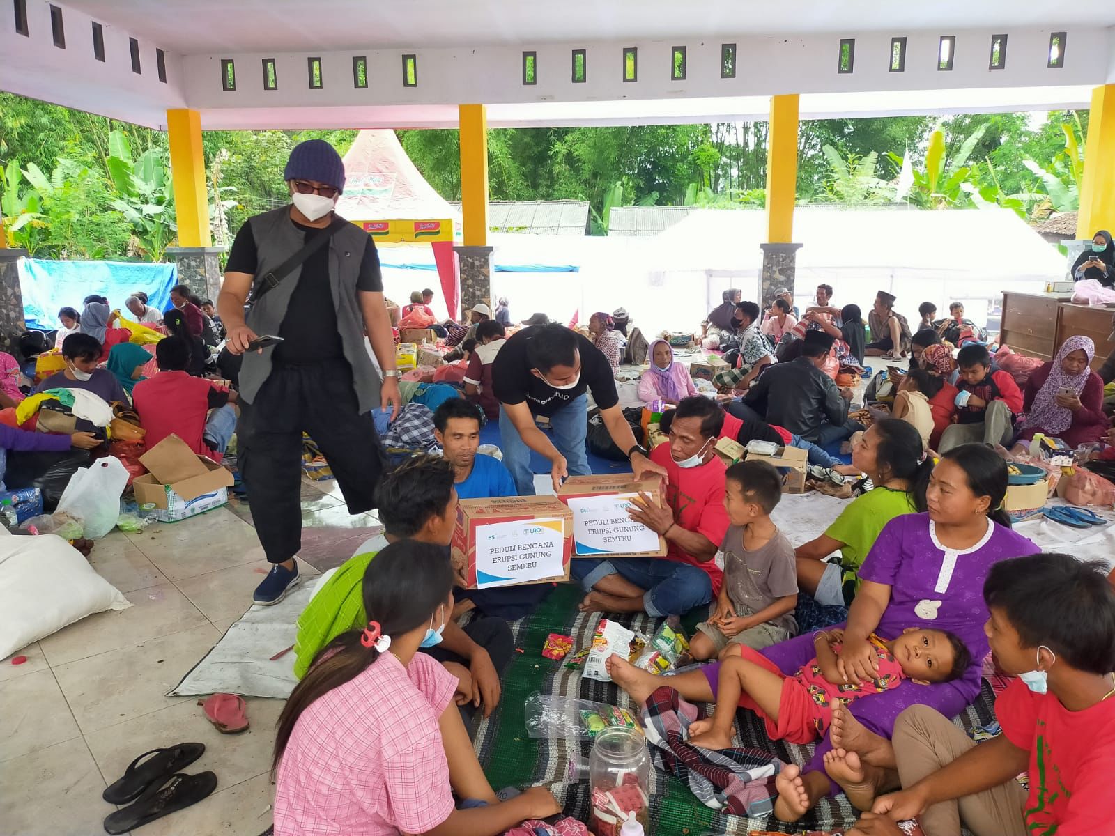 PT Bank Syariah Indonesia Tbk (BSI) dan Yayasan BSMU menyalurkan bantuan pada korban erupsi Gunung Semeru di Lumajang, Jatim, Minggu (5/12)