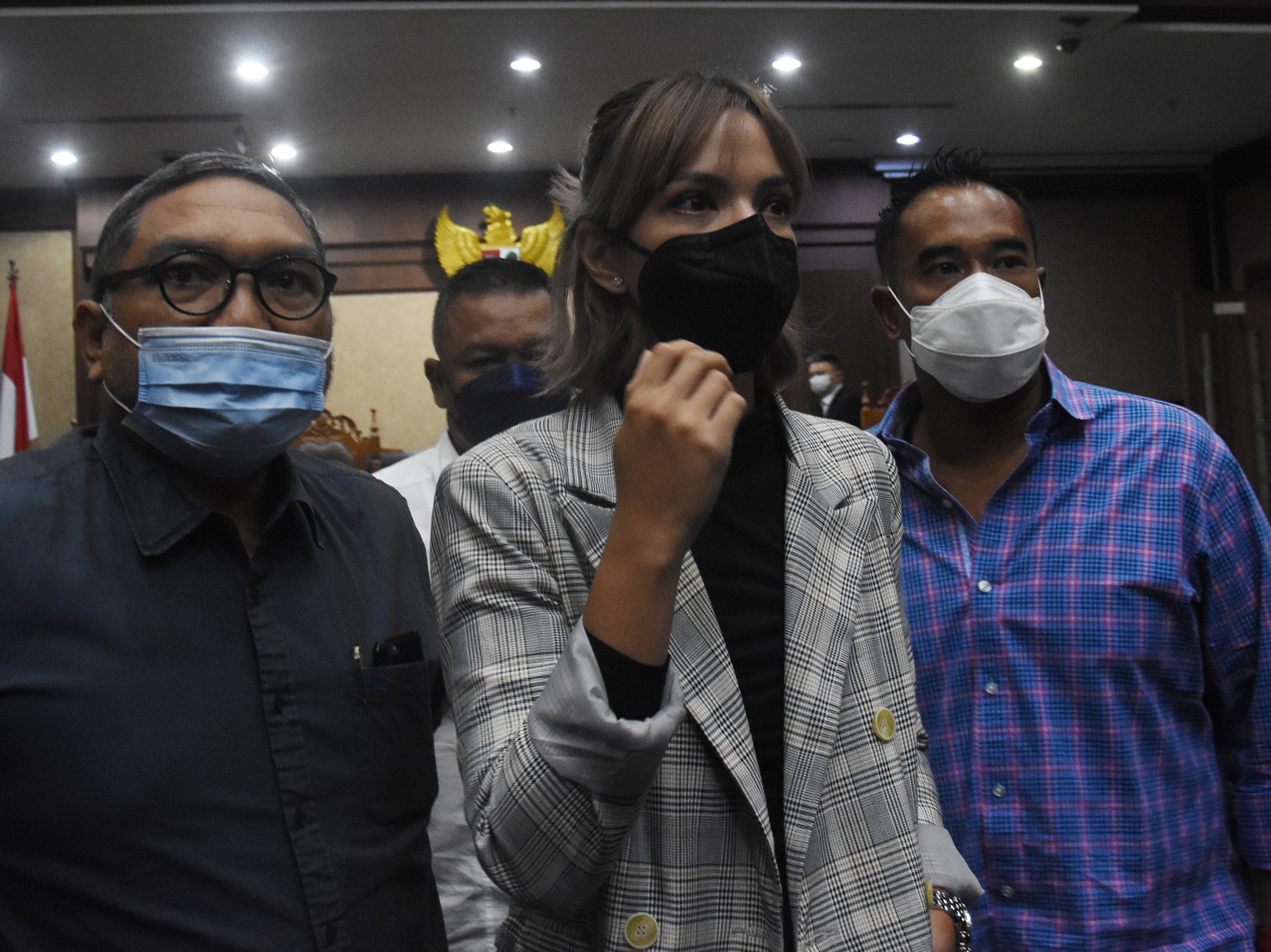Terdakwa kasus penyalahgunaan narkoba Nia Ramadhani (kedua kanan), Ardi Bakrie (kanan), dan Zen Vivanto (kedua kiri belakang).