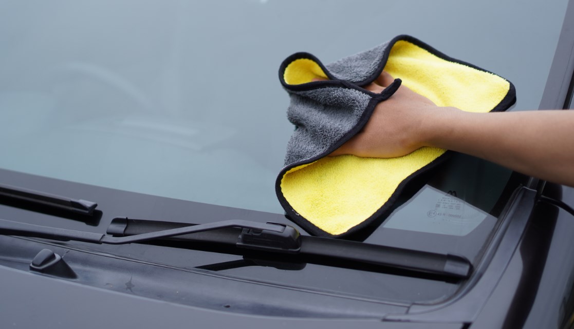 Perawatan kaca mobil.