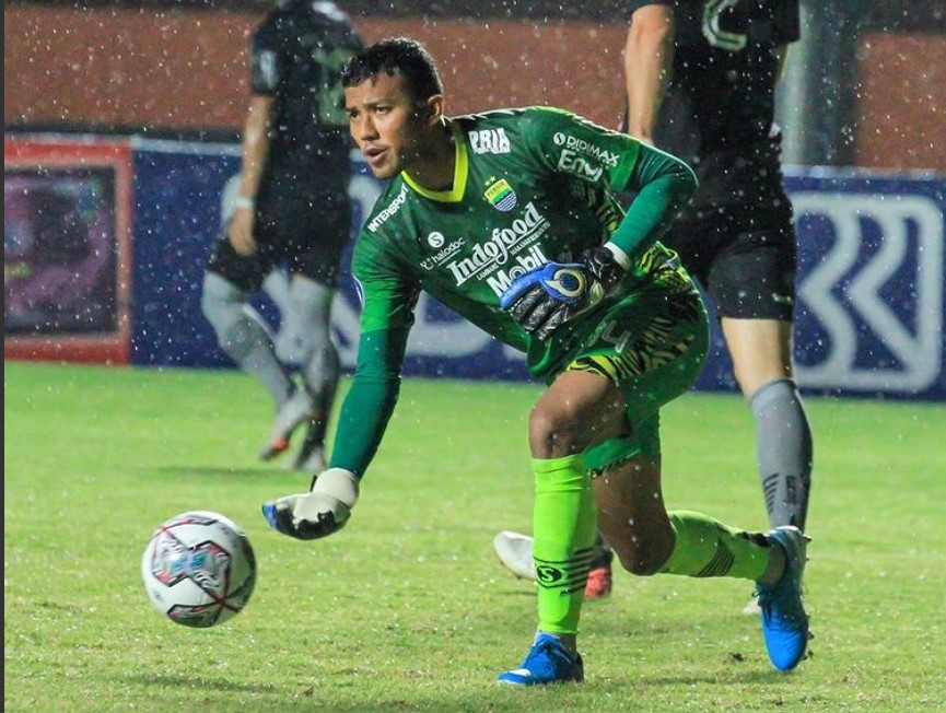 Kiper Persib Teja Paku Alam
