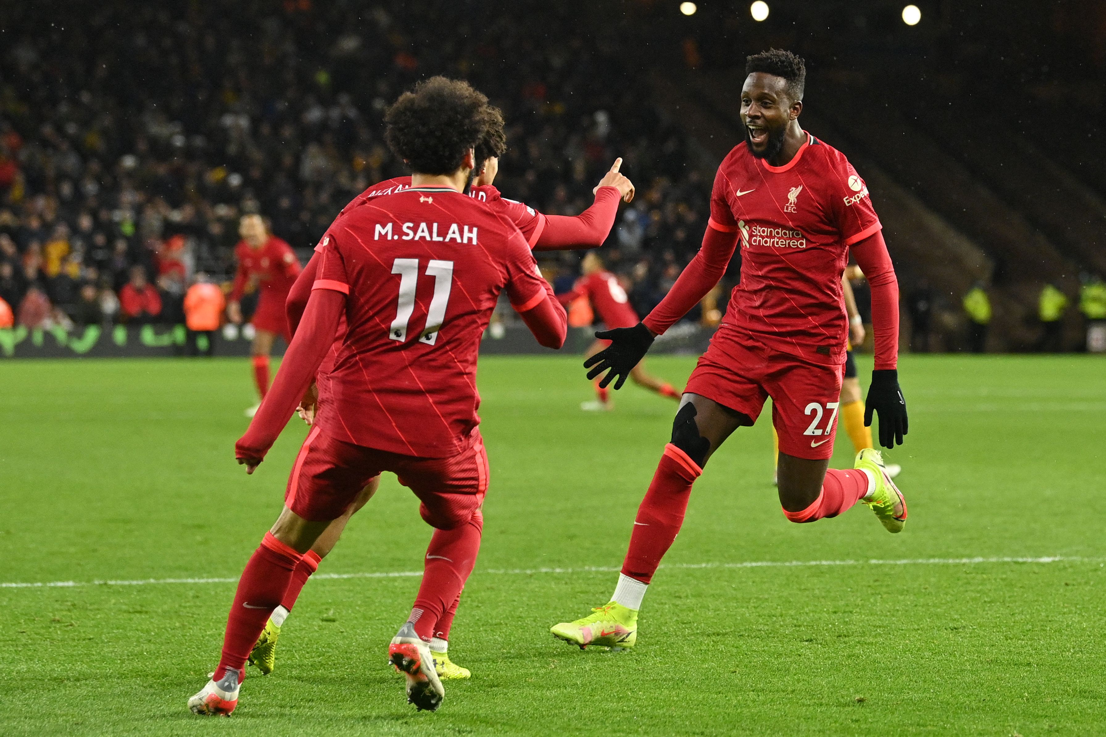 Penyerang Liverpool Divock Origi (kanan) melakukan selebrasi usai mencetak gol ke gawang Wolverhampton di laga Liga Primer Inggris.