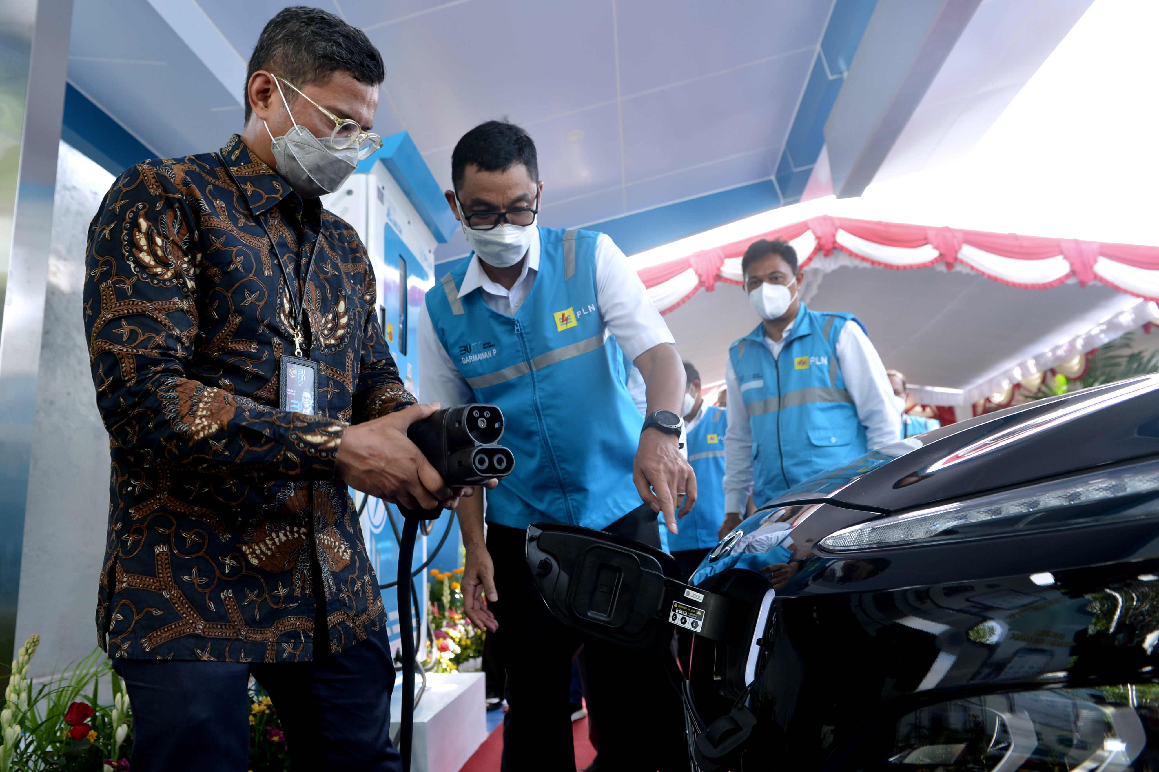 Wakil Menteri BUMN I Pahala Nugraha Mansury mencoba mengisi daya mobil listrik