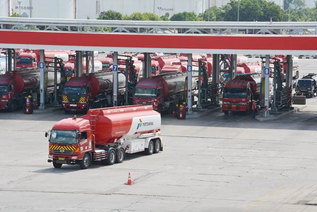 Aktivitas operasional truk tangki BBM Pertamina.