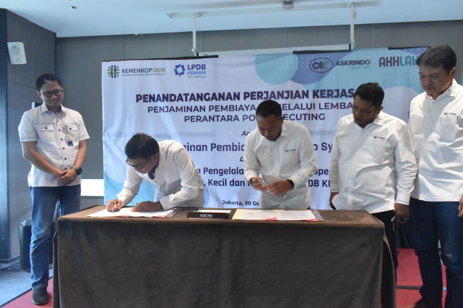 Penanda tanganan kerja sama LPDB-KUMKM dengan Askrindo Syariah.