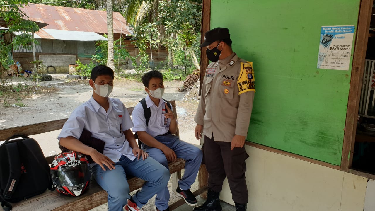 Bripka Hengky, anggota Polsek Rakumpit berdialog dengan pelajar