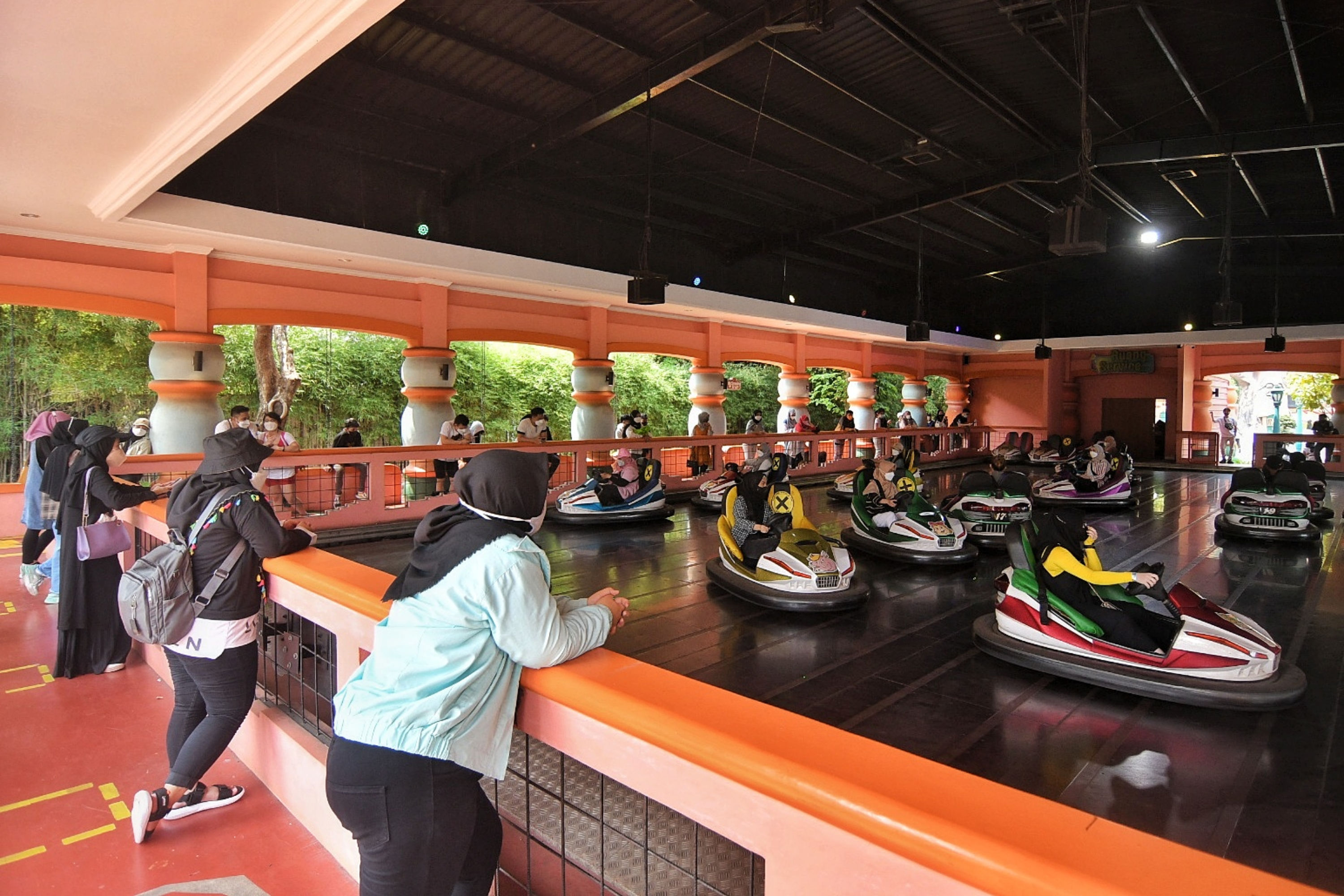 Pengunjung mengantre untuk naik wahana Bom Bom car di Dufan, Ancol, Jakarta Utara