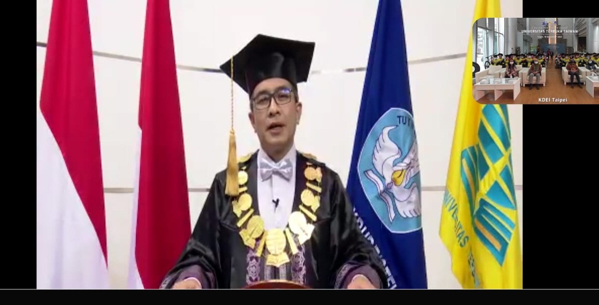 Wakil Rektor UT, Rahmat Budiman saat acara wisuda PMI di Taiwan.