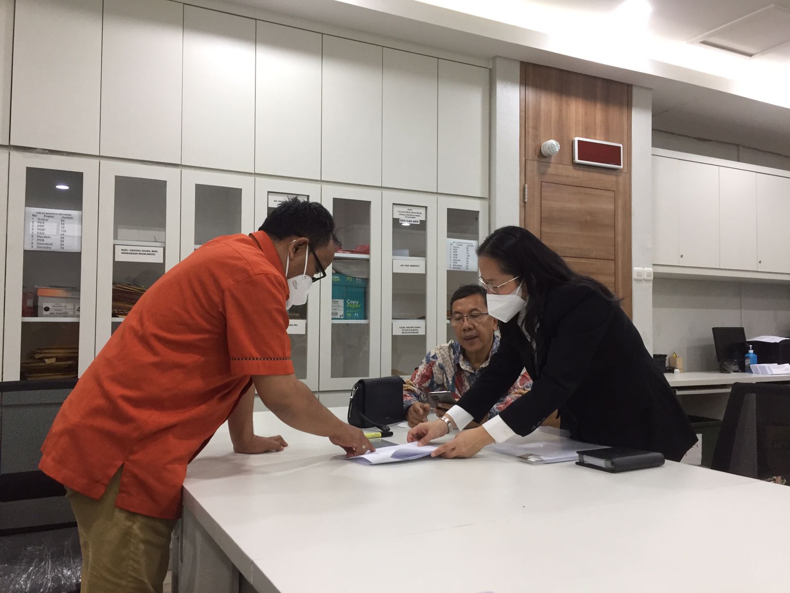 Tuti Kuspiati Halim (baju hitam) saat mengadu ke Komisi III DPR untuk mendapat perlindungan hukum dan keadilan.