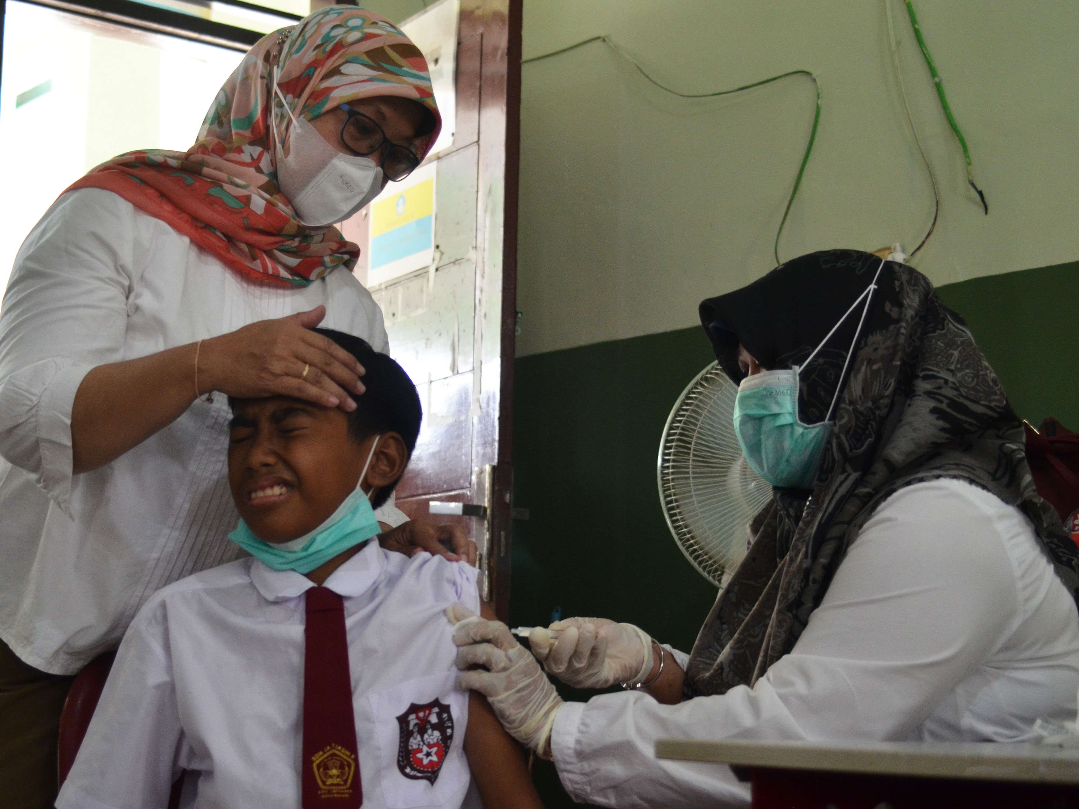 Petugas kesehatan menyuntikkan vaksin kepada siswa Sekolah Dasar (SD) Negeri X Jatiasih di Bekasi, Jawa Barat, Selasa (16/11/2021).