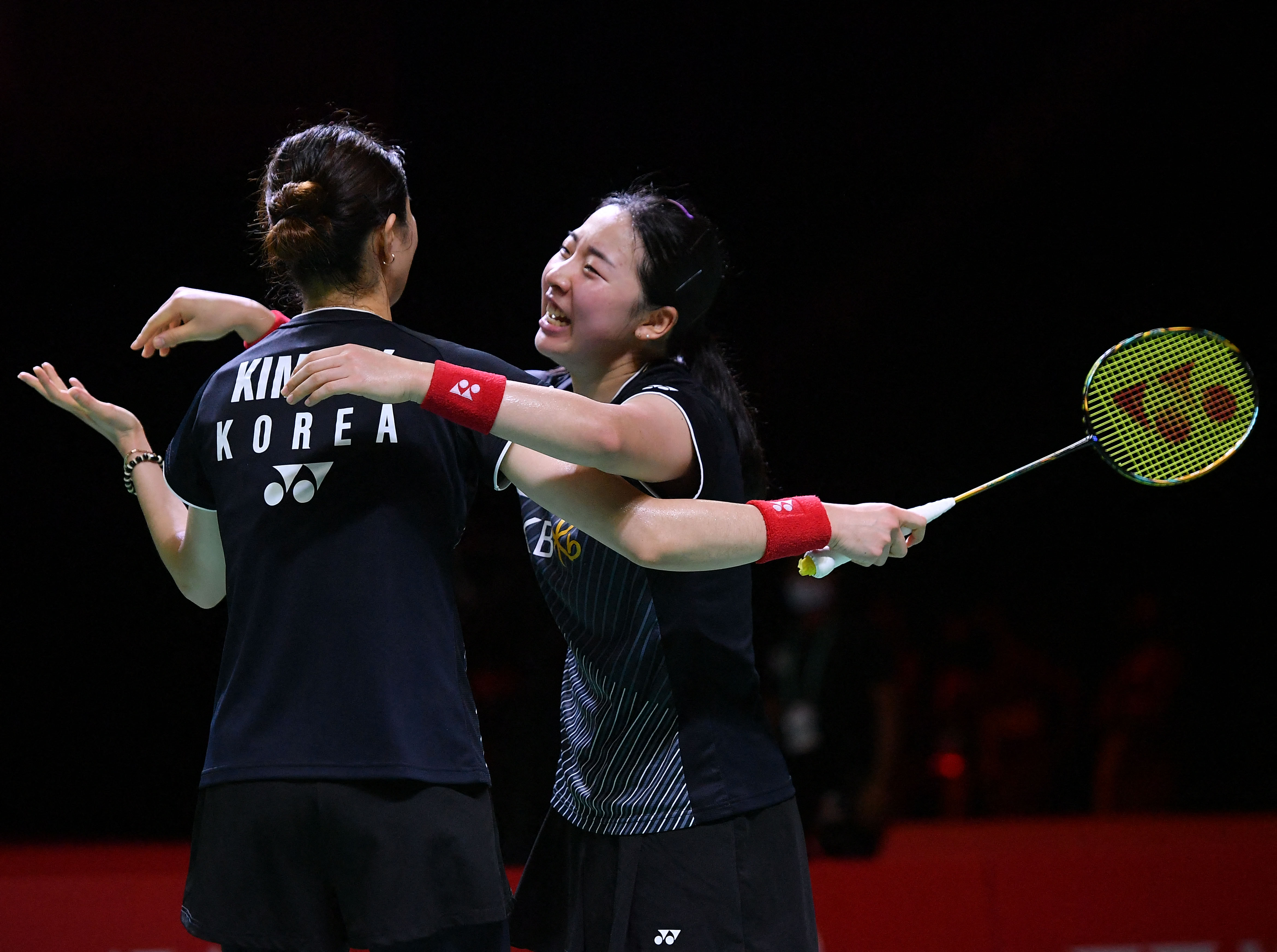 Ganda putri Korsel Kim So-yeong (kir) and Kong Hee-yong berangkulan setelah mengalahkan pasangan Jepang Nami Matsuyama/Chiharu Shida.