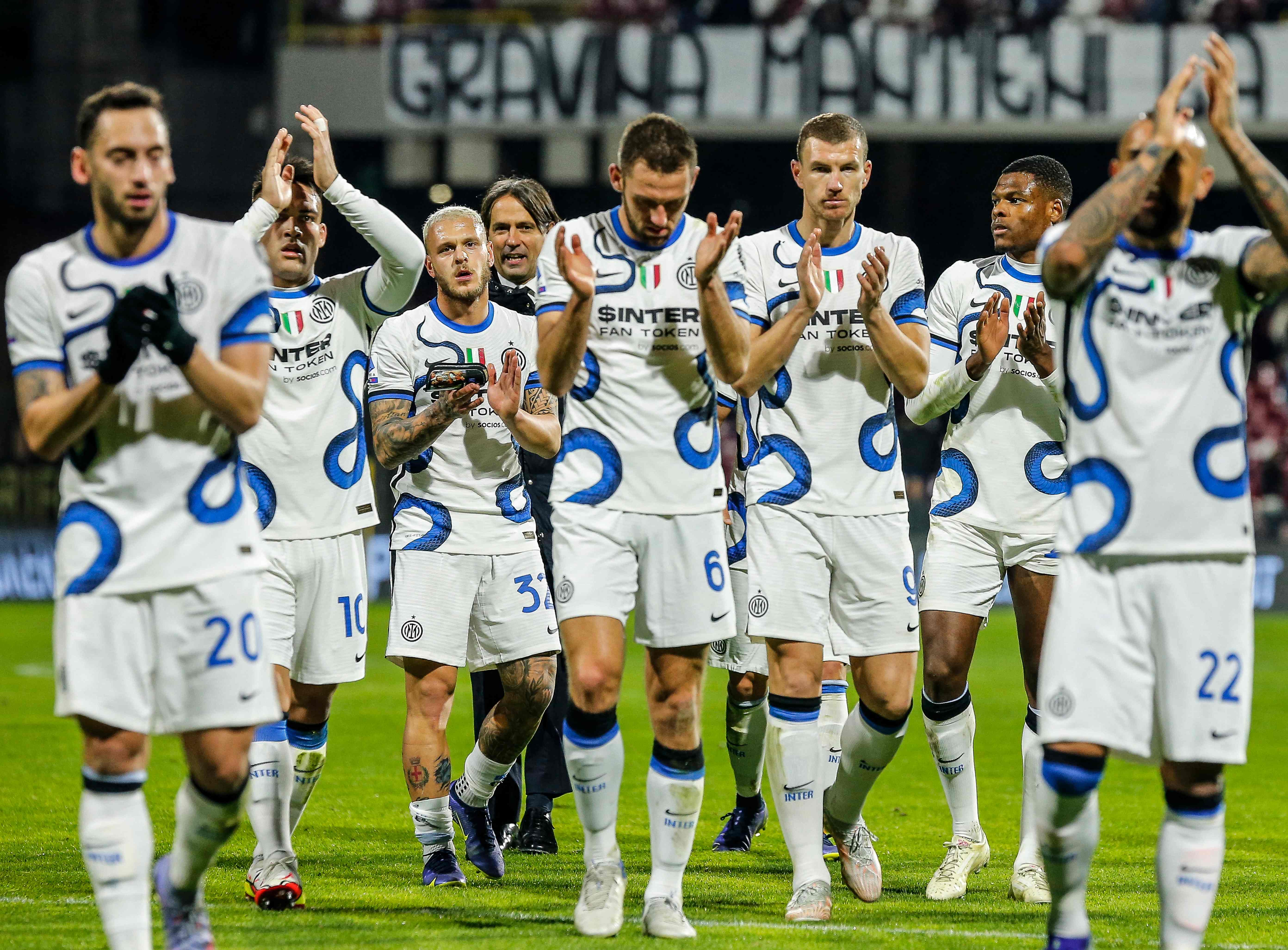 Para pemain Inter Milan menyapa pendukung mereka d akhir laga Serie A.