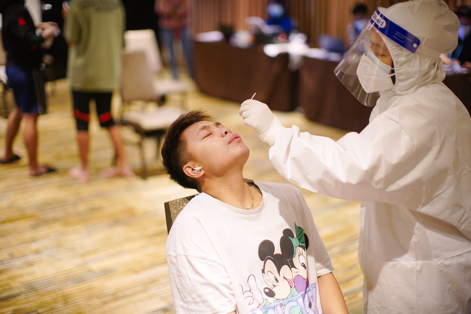 Atlet bulu tangkis Indonesia menjalani tes Covid-19 di sela-sela Idnoensia Badminton Festival 2021