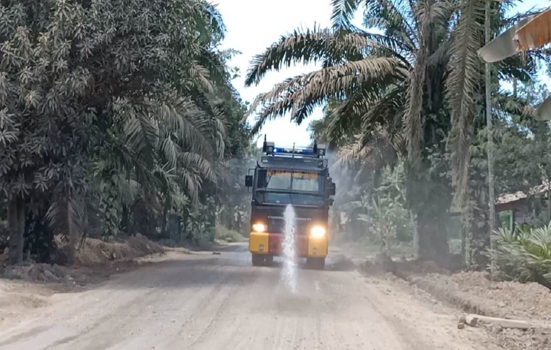 Mobil water cannon melakukan penyemprotan air di jalan yang berdebu akibat angkutan batu bara di Jambi