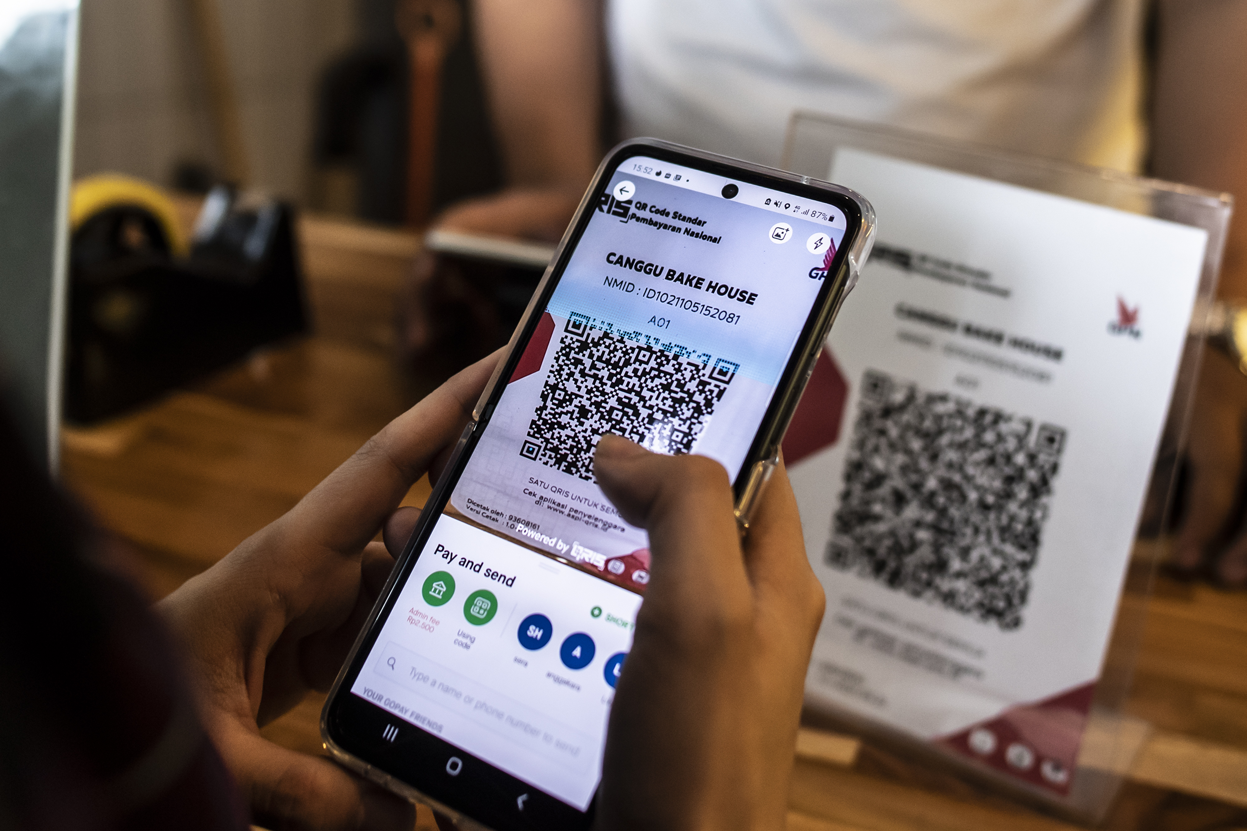 Pembeli melakukan pembayaran secara elektronik di Pos Block, Jakarta.