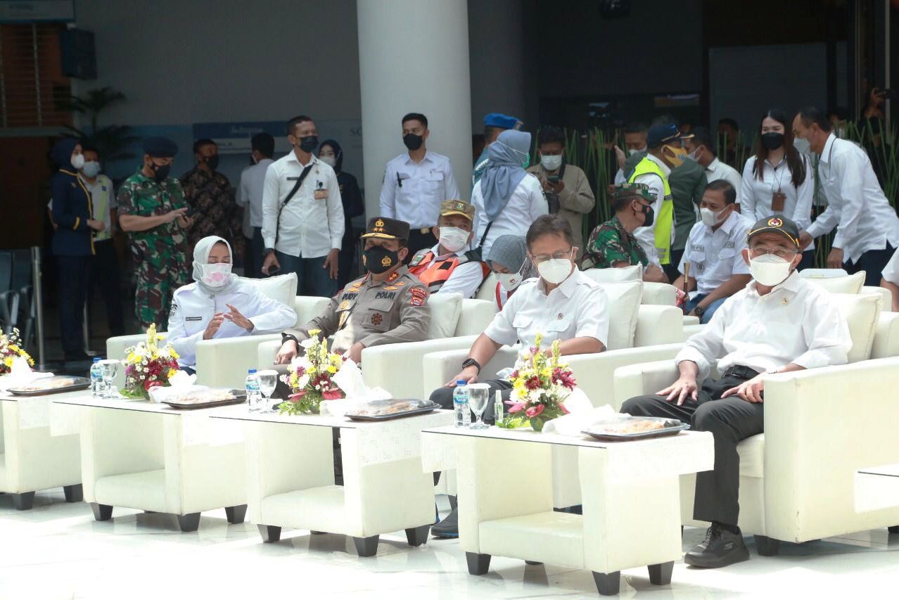 Menteri Kesehatan (Menkes) Republik Indonesia Budi Sadikin (kedua dari kanan).