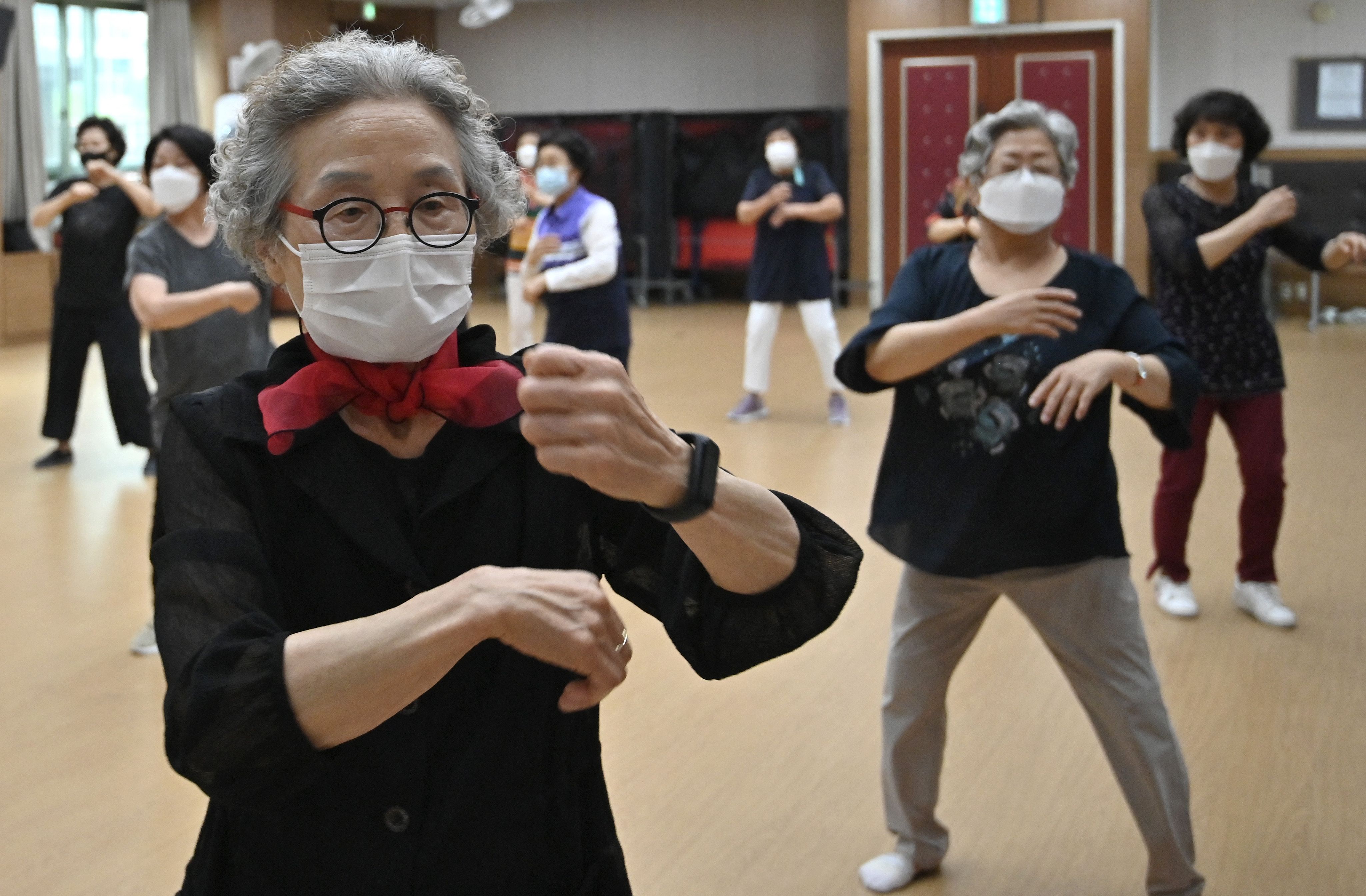Warga mengikuti kelas dansa dengan mengenakan masker di Seoul, Korsel.