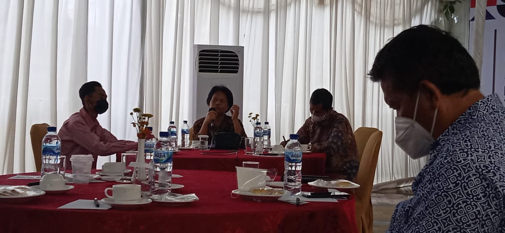 TESTIMONI: Ali Fauzi (kanan), mantan napiter dengan perasaan sedih mendengarkan kisah-kisah pilu para penyintas terorisme. 