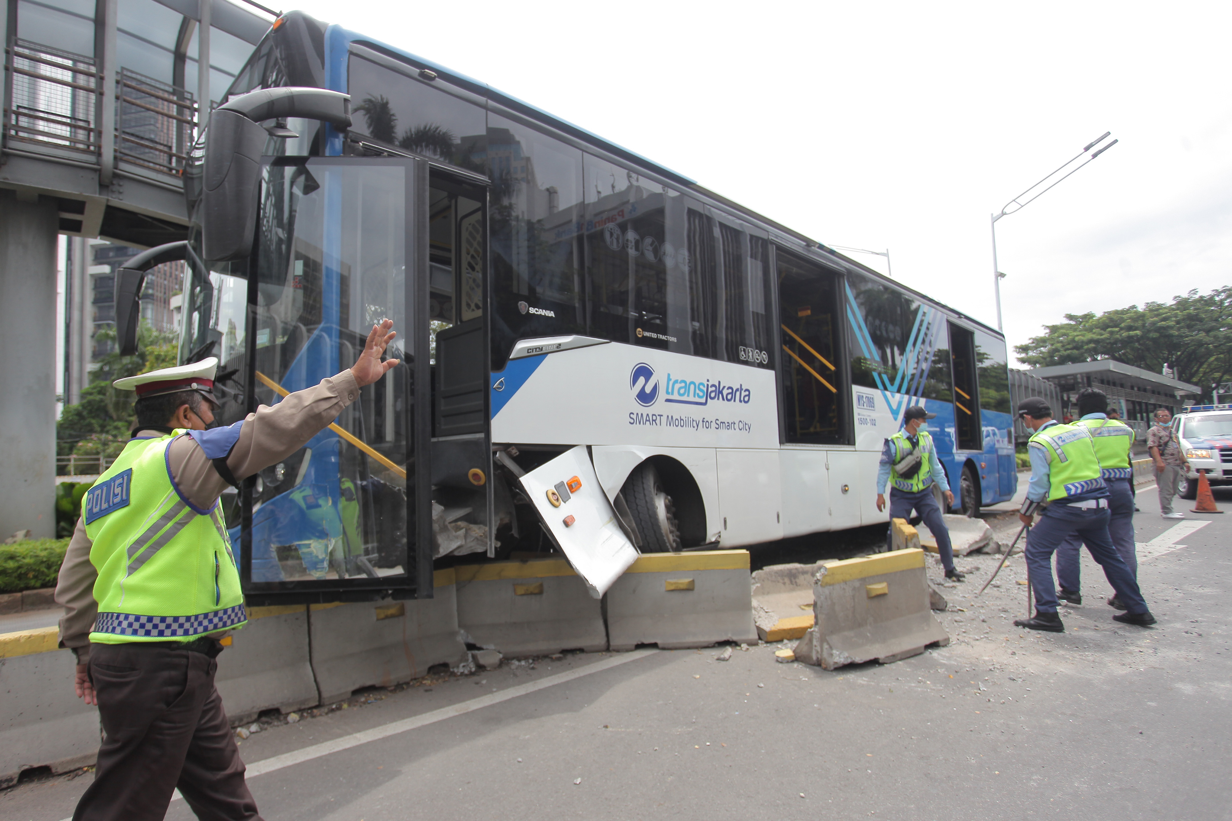 Bus TransJakarta menabrak separator jalan