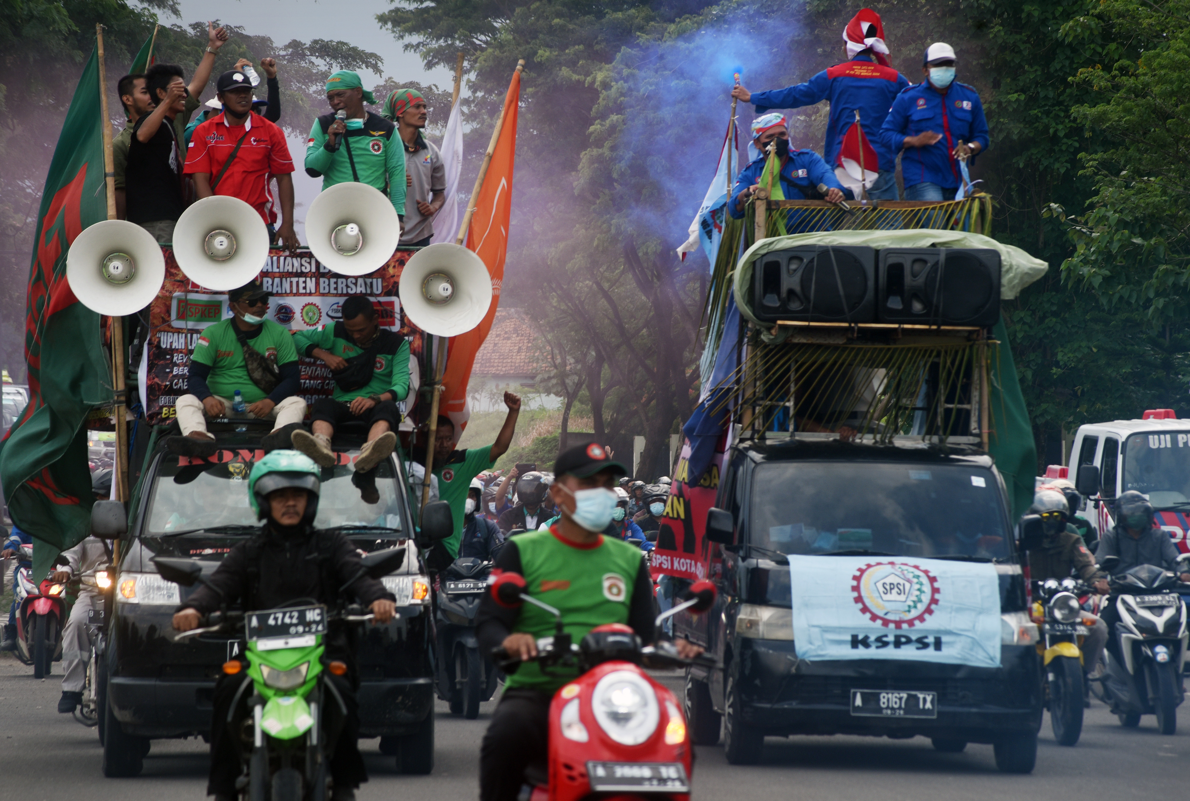 SEJUMLAH buruh berunjuk rasa di kantor Gubernur Banten, awal Desember lalu. 