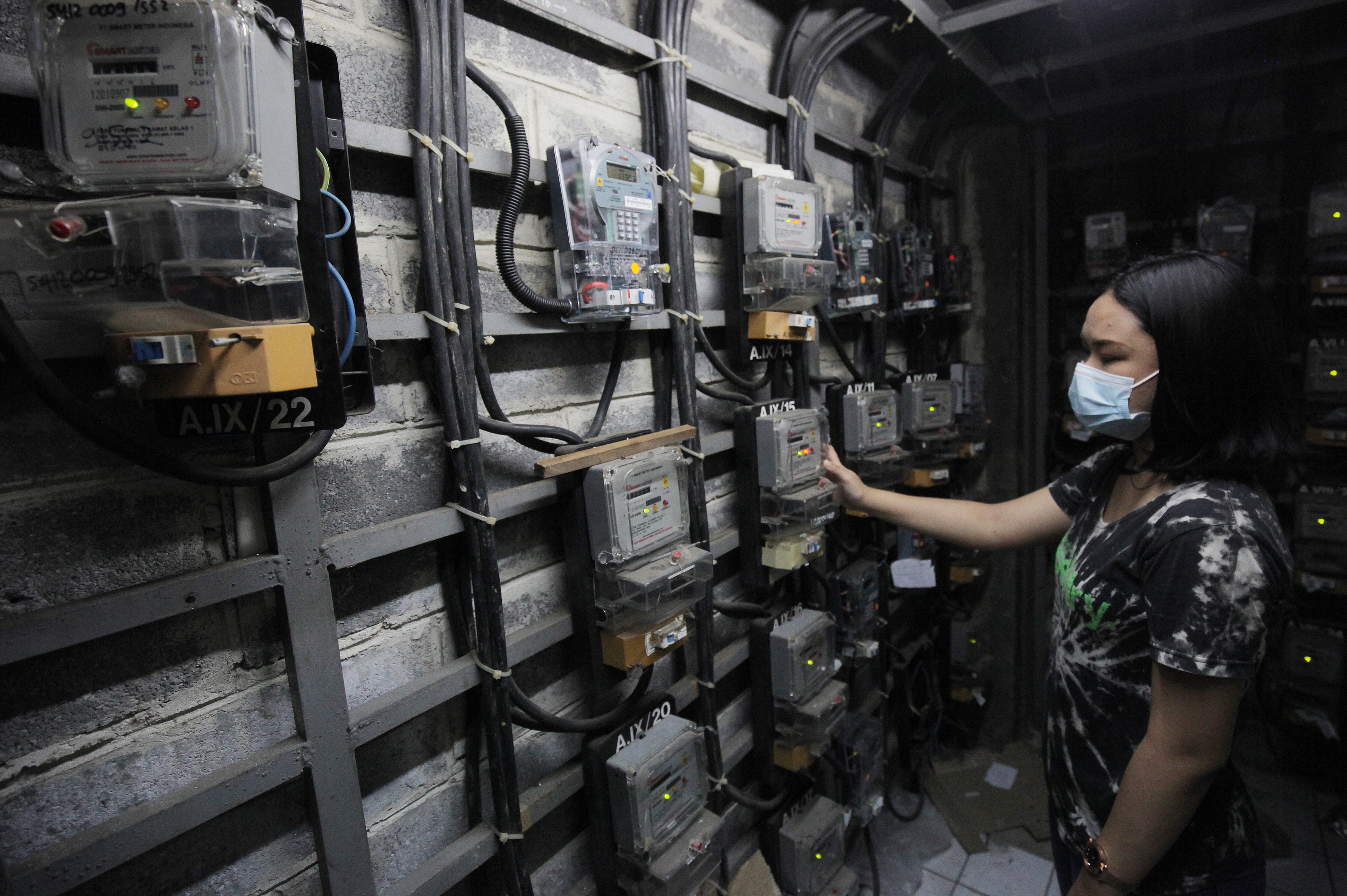 Warga memeriksa pulsa token listrik di salah satu rumah susun di Jakarta