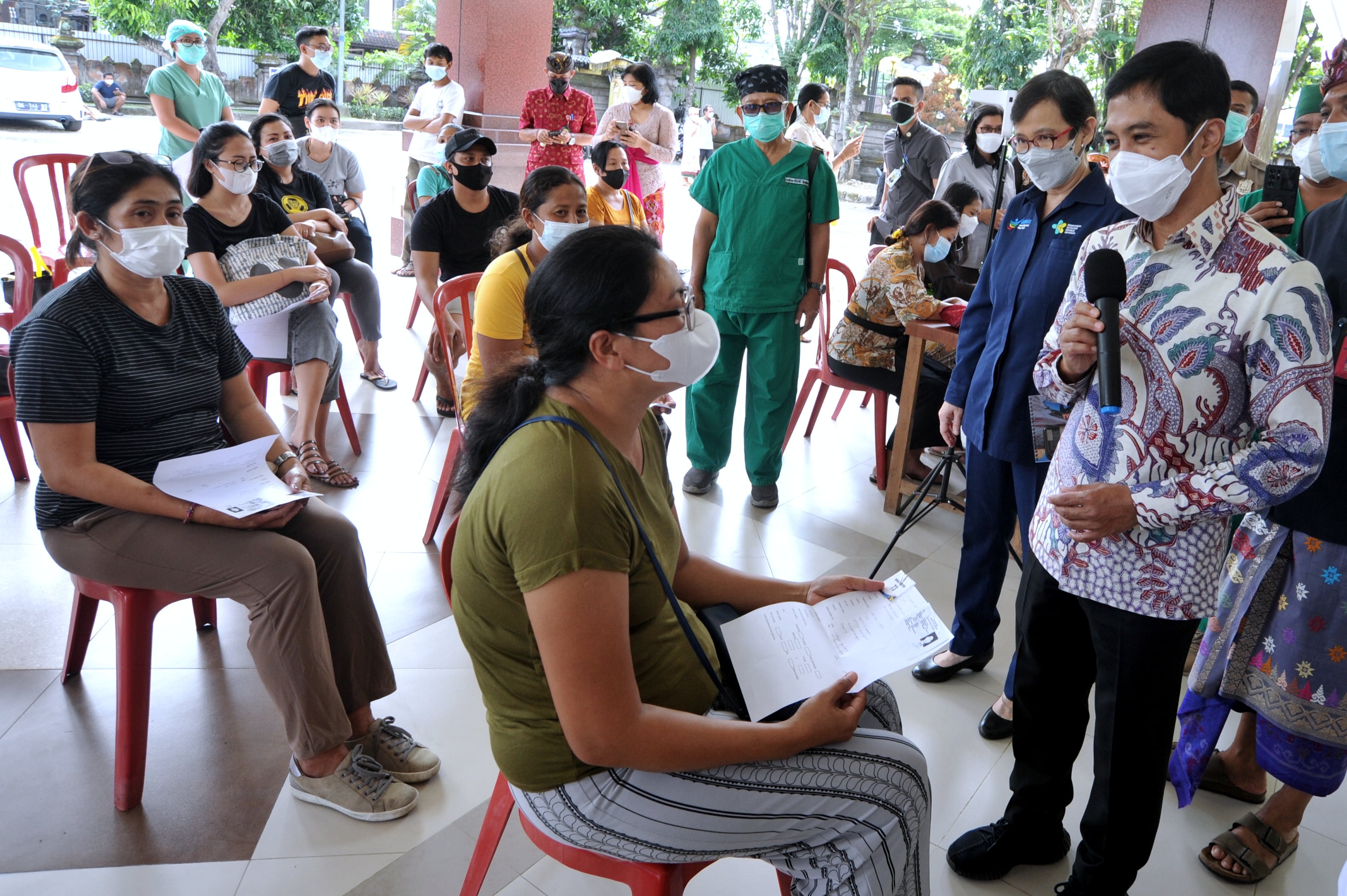 Wakil Menteri Kesehatan Dante Saksono Harbuwono (kanan) berbincang dengan warga yang akan menjalani vaksinasi COVID-19 