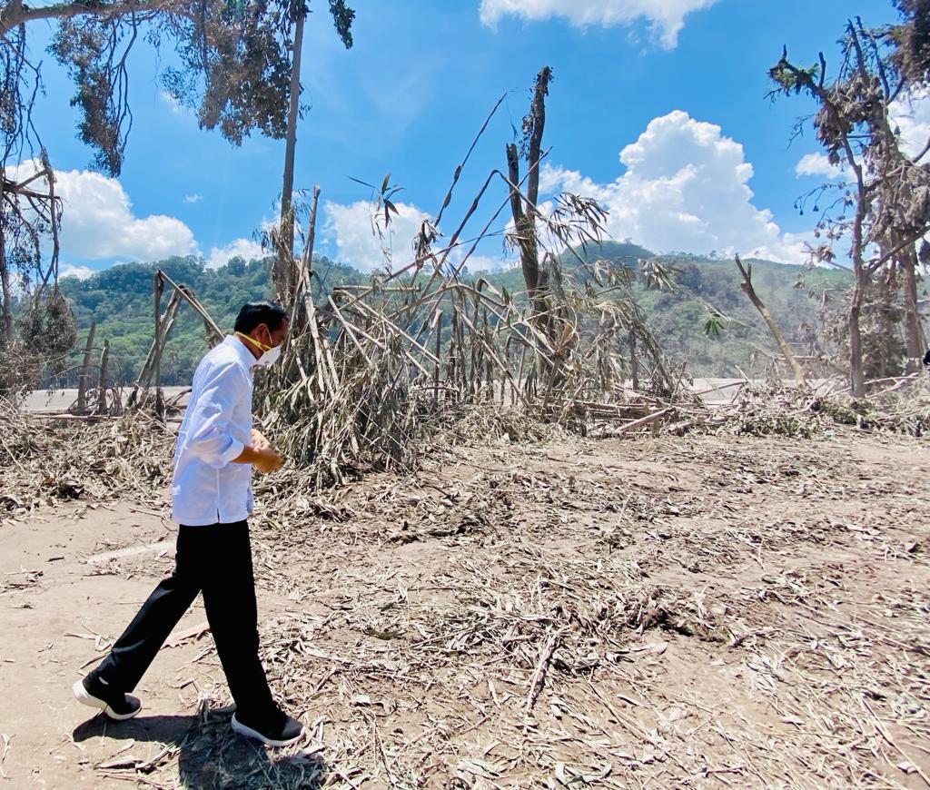 Presiden Joko Widodo saat meninjau Desa Sumber Wulung, Jatipuro, Lumajang, Jatim, yang terdampak erupsi Gunung Semeru, Selasa (7/12)