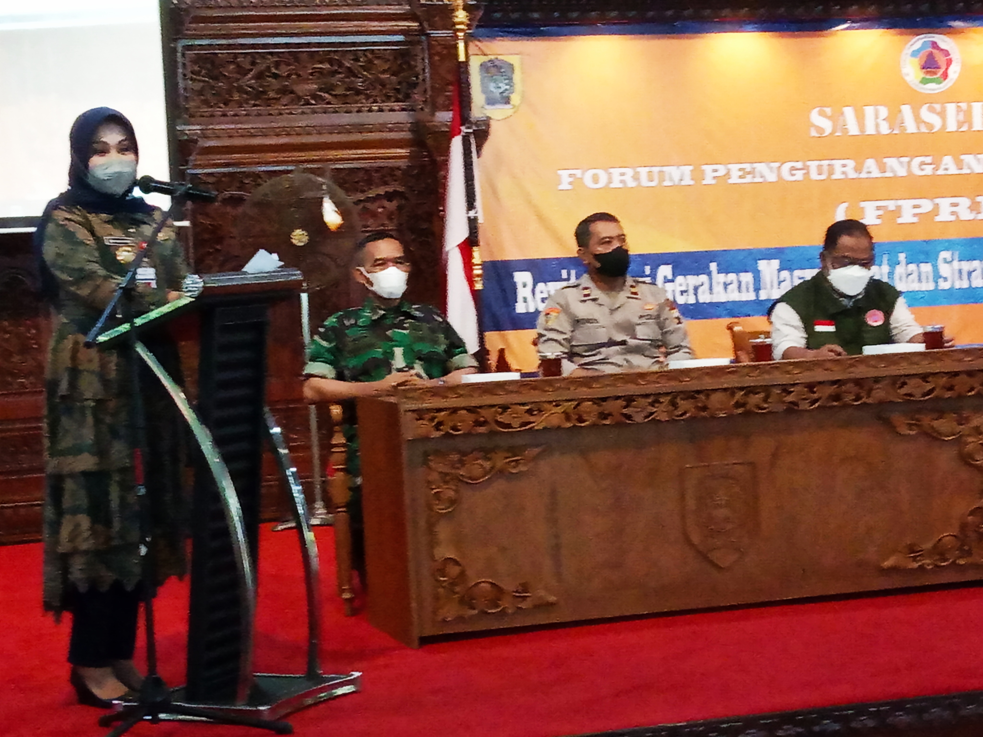 Bupati Klaten Sri Mulyani berbicara dalam pertemuan Forum Pengurangan Risiko Bencana (FPRB).
