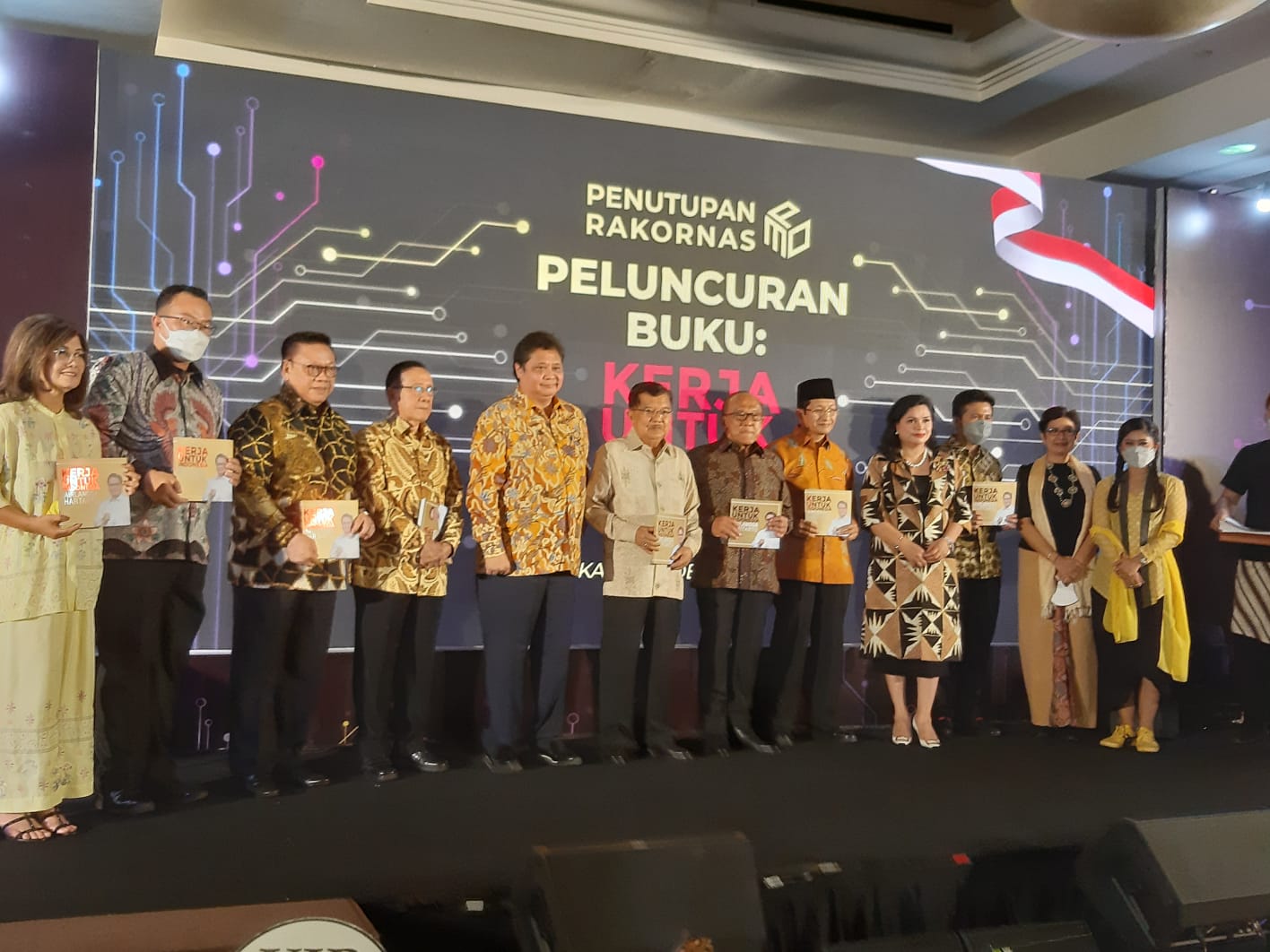 Penutupan Rakornas dan Peluncuran Buku 'Airlangga Hartarto; Kerja Untuk Indonesia' di Jakarta, Minggu (19/12) malam. 