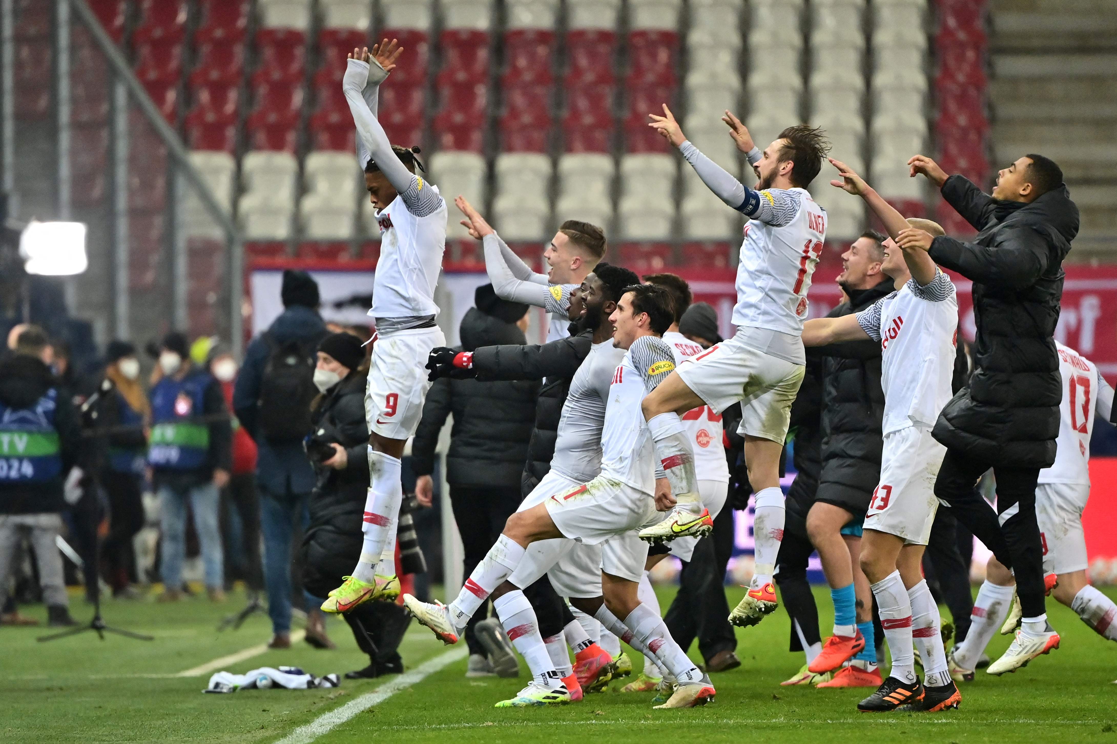 Para pemain RB Salzburg melakukan selebrasi usai mengalahkan Sevilla di laga Liga Champions.