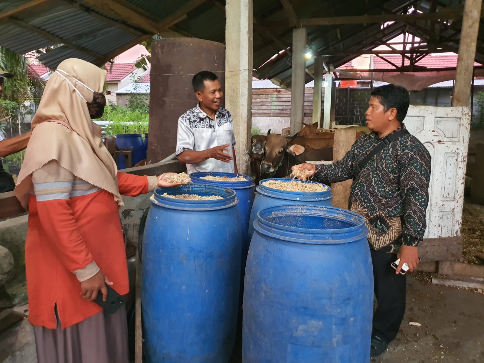 Hasil penelitian menyebutkan bahwa pembenaman jerami padi ke tanaman kedelai dapat memperbaiki kondisi tanah.