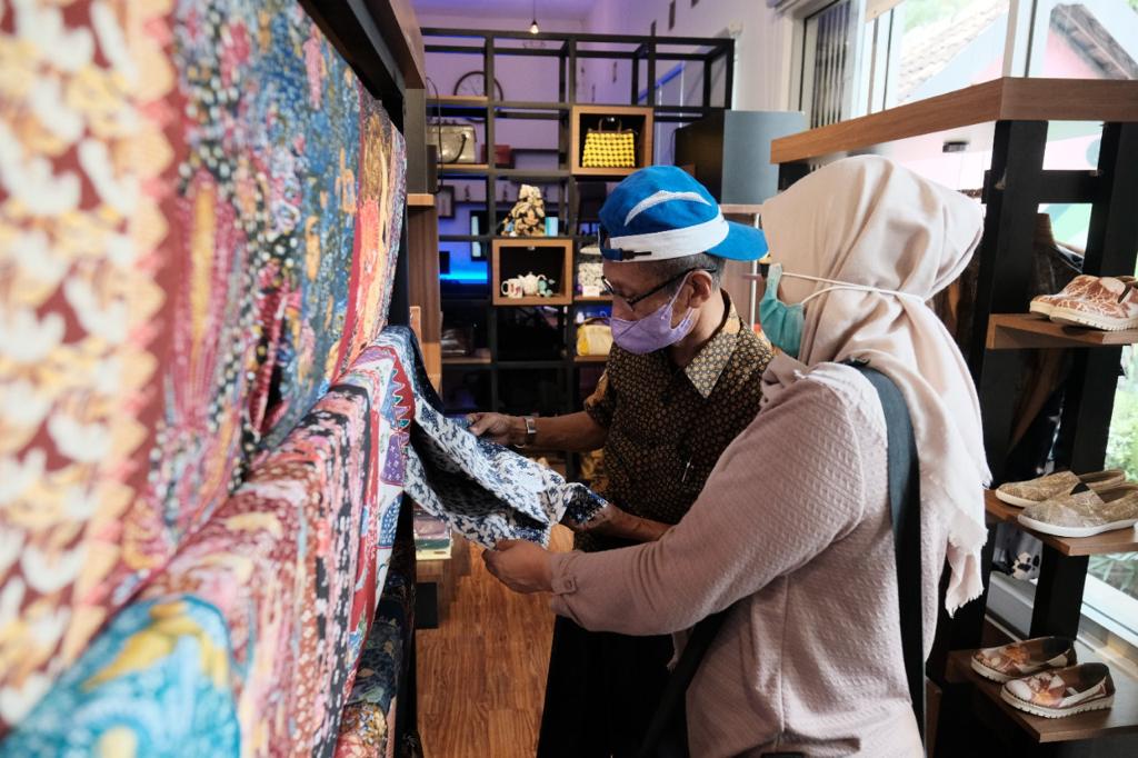 60 jurnalis media cetak dan online, terdiri atas 30 orang dari Surabaya dan 30 dari Gresik mengunjungi PT Semen Gresik.