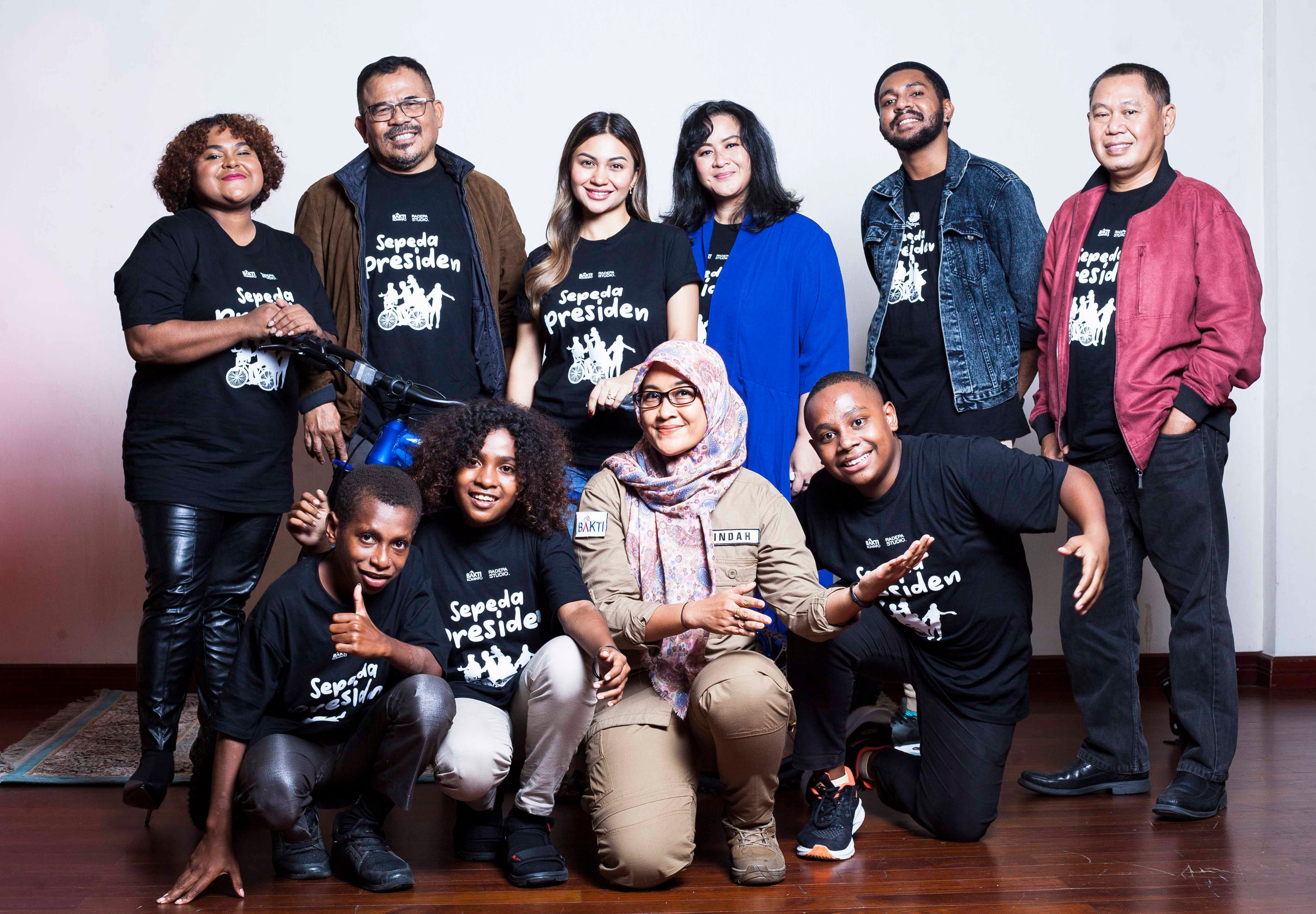Pemain dan pendukung film Sepeda Presiden berfoto bersama.
