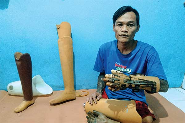 Indra mengembangkan keterampilannya dengan membuat tangan palsu.