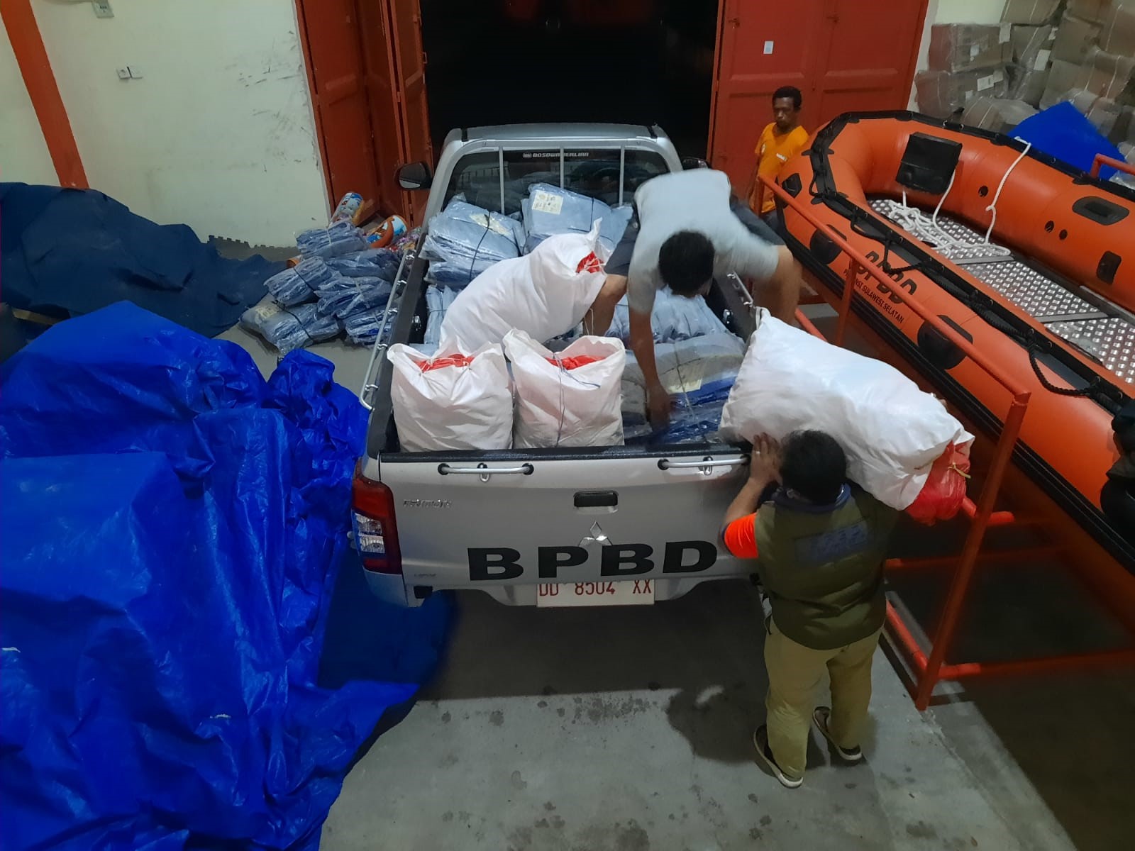 Pengiriman logistik dilakukan secara bertahap dikarenakan akses pengiriman dan kapasitas kapal pengangkut logistik yang terbatas.