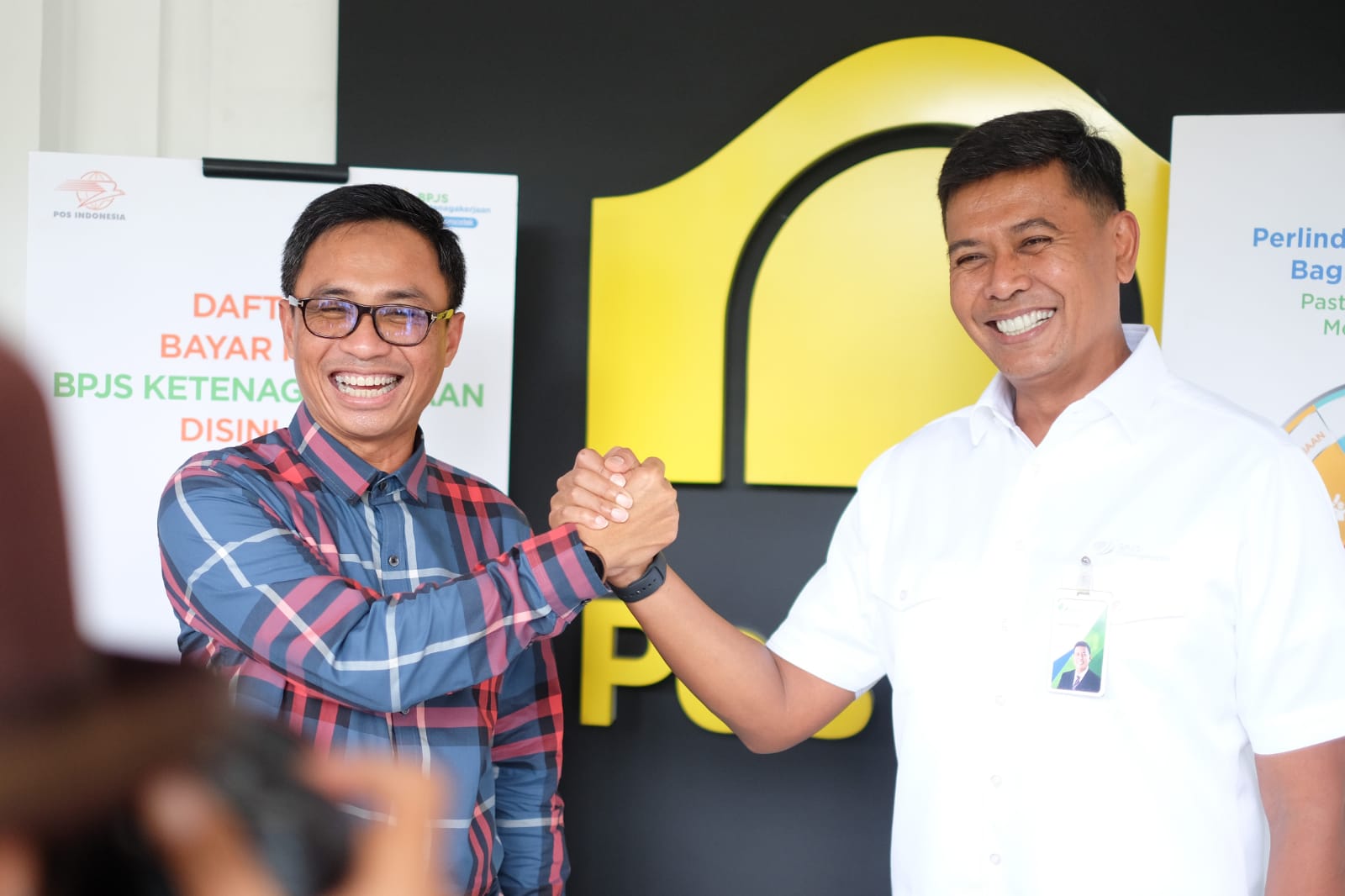 Dirut BPJAMSOSTEK Anggoro Eko Cahyo (kanan) berjabat tangan dengan Dirut PT Pos Indonesia (Persero) Faizal Rochmad Djoemadi.