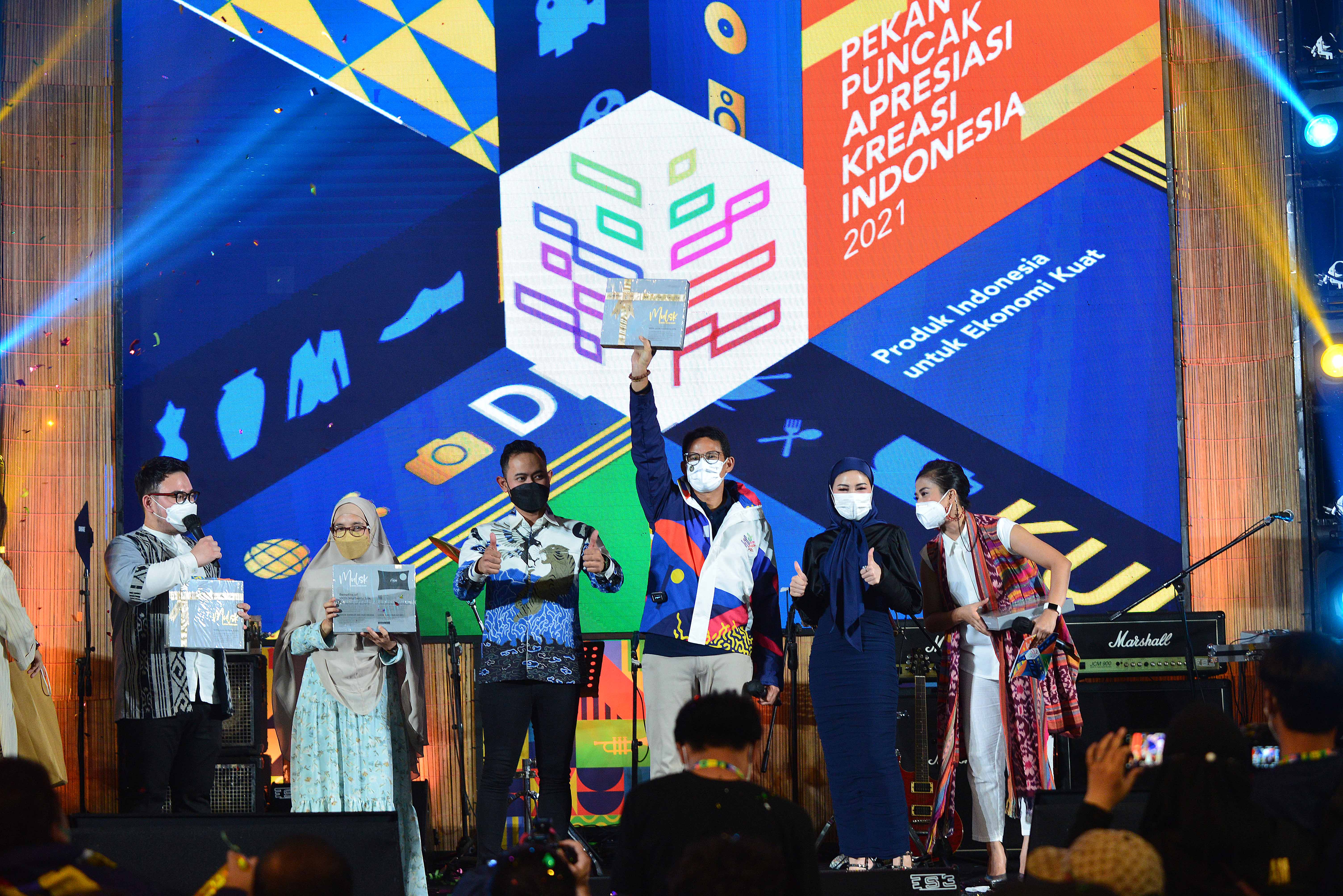  Menteri Pariwisata dan Ekonomi Kreatif Sandiaga Uno (tengah) saat menghadiri malam penutupan Apresiasi Kreasi Indonesia 2021.