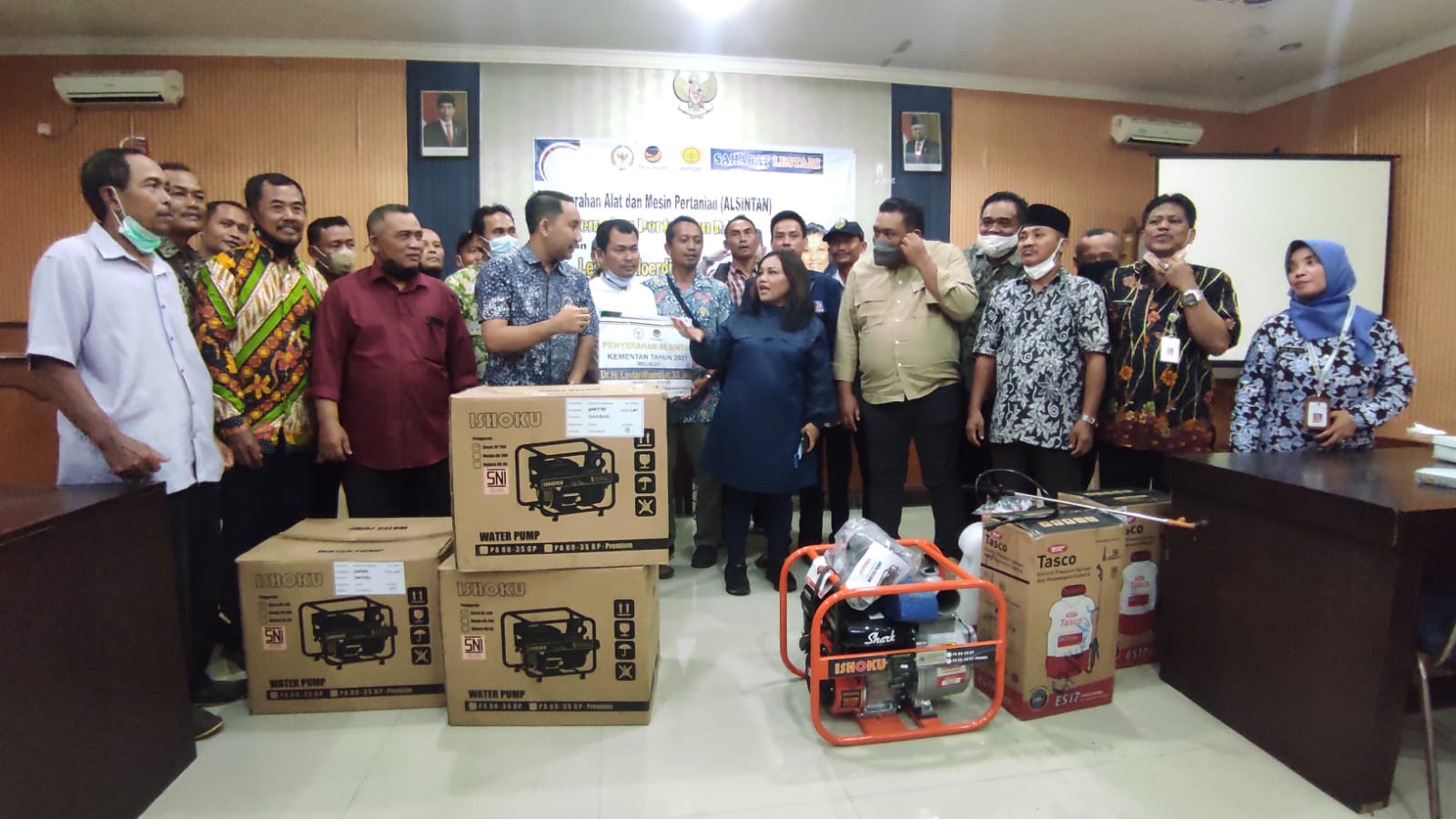 Penyerahan alsintan kepada sejumlah petani di Kudus, Jawa Tengah