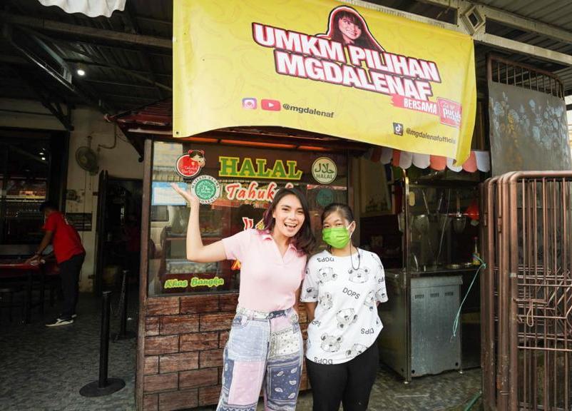 Youtuber dan Content Creator Magdalena bersama pelaku UMKM kuliner di Sumatera.