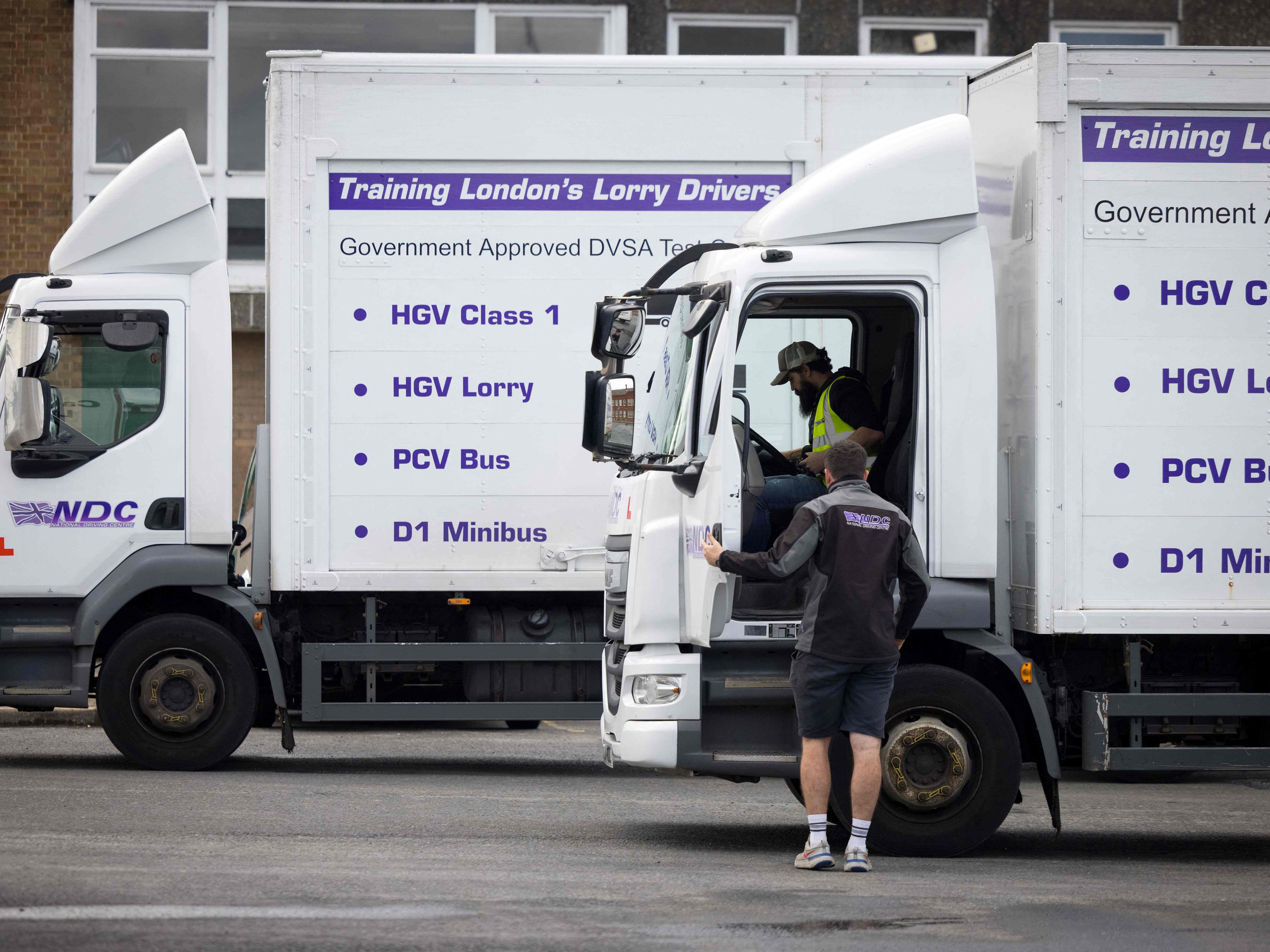 Aktivitas Bisnis Inggris Melambat Tajam karena Omicron