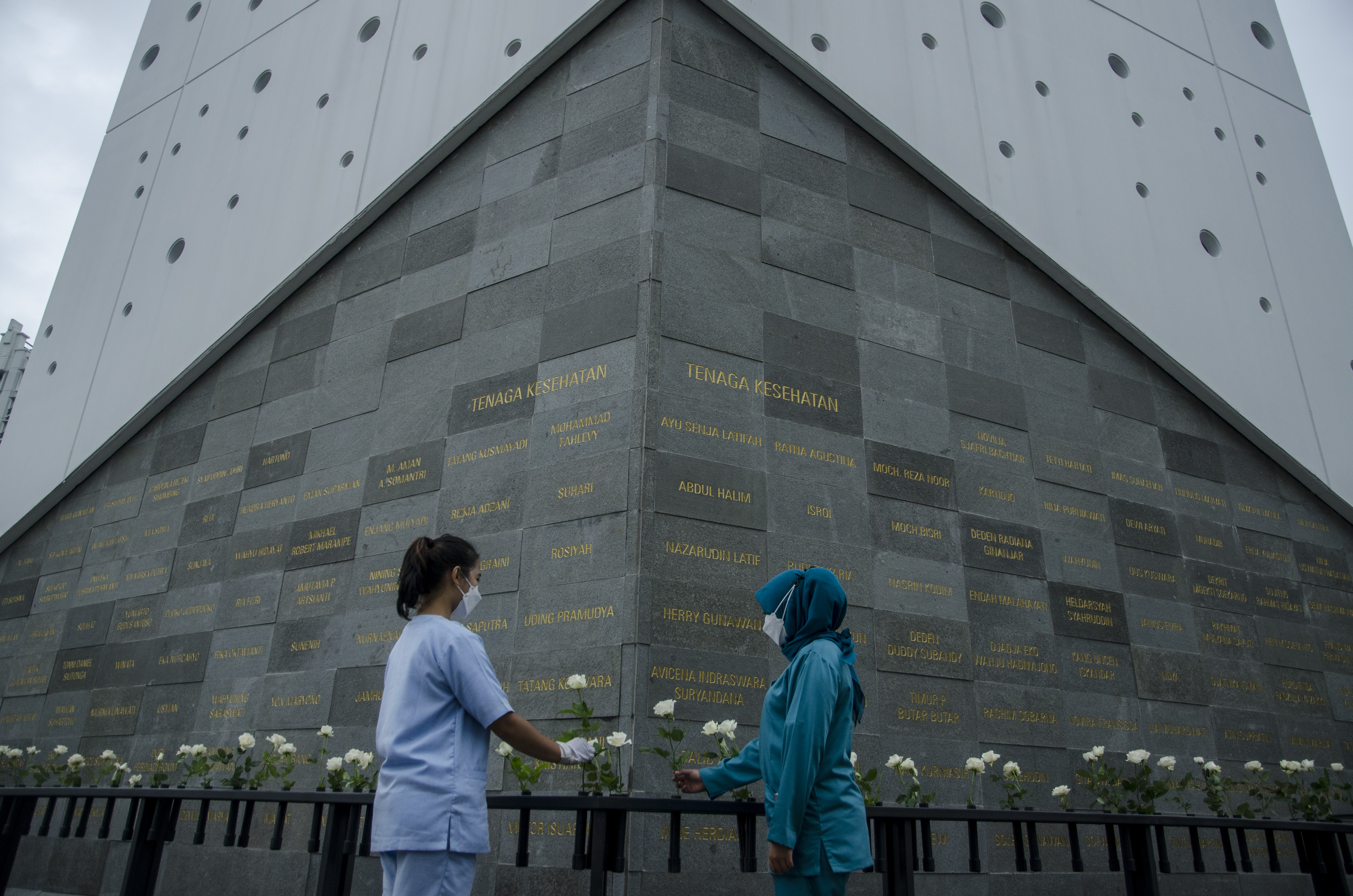 Warga meletakkan bunga di depan Monumen Pahlawan COVID-19 Jawa Barat, Bandung, Jawa Barat, Sabtu (4/12/2021).