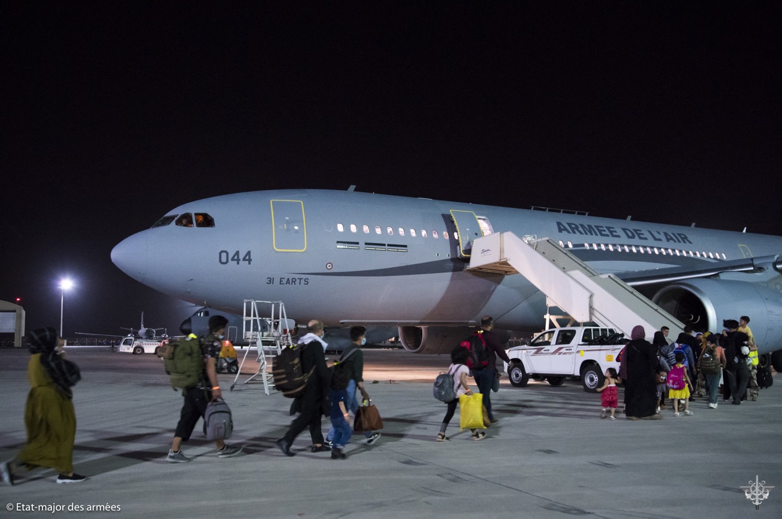 Para warga yang dievakuasi dari Afghanistan turun dari pesawat militer Prancis Airbus A400M di Abu Dhabi, pada August 23 2021. 