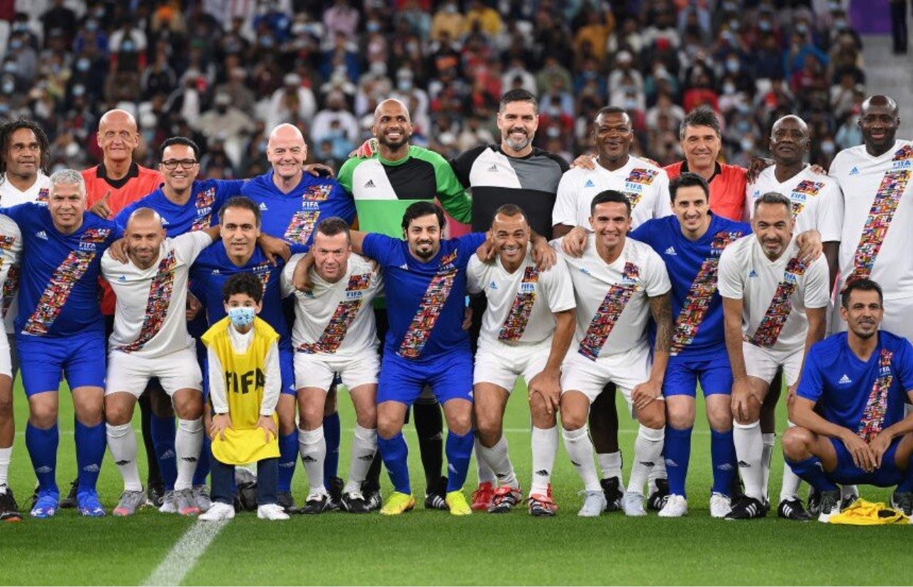 Mantan kapten Iran Mehdi Mahdavikia (depan ketiga dari kiri) berpose saat ambil bagian dalam laga persahabatan di Doha, 17 Desember lalu.