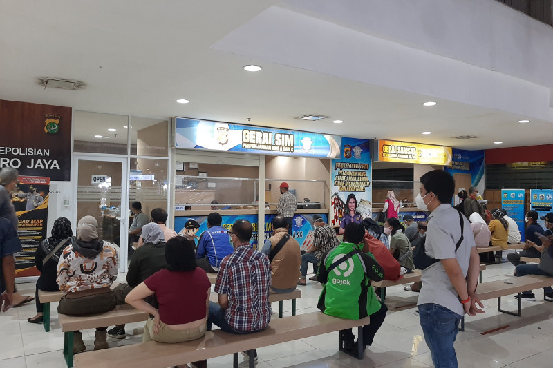 Gerai Samsat di Jakarta, melayani pembayaran pajak tahunan kendaraan.