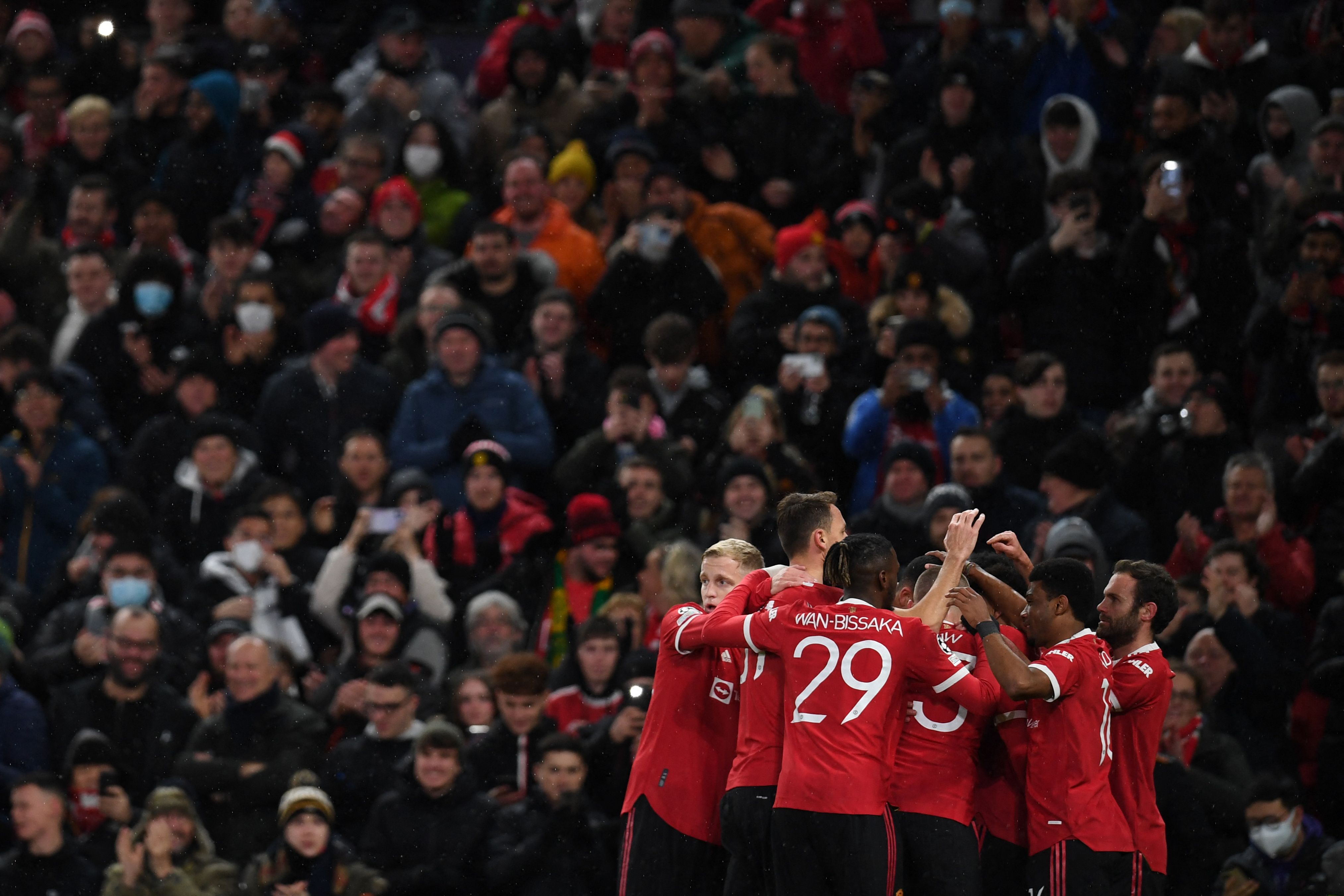 Para pemain Manchester United melakukan selebrasi usai mencetak gol ke gawang Young Boys di laga Liga Champions.