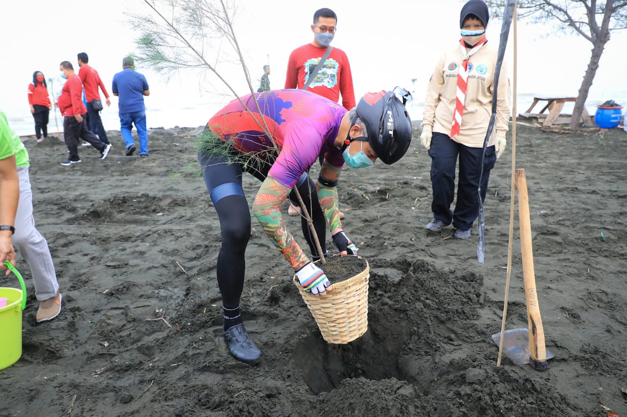 Gubernur Jawa Tengah Ganjar Pranowo menanam pohom di Pantai Tirang, Kecamatan Tugu, Semarang, Jumat (10/12/2021).